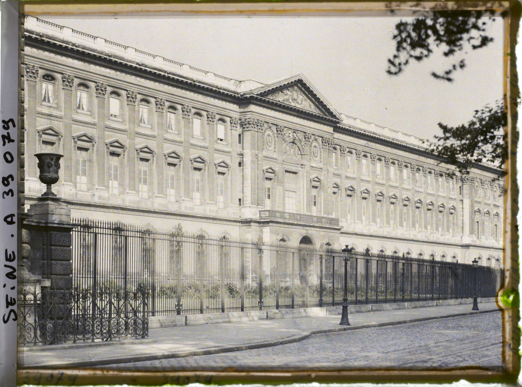 Image représentant Le Louvre, façade de la cour carrée donnant sur le quai du Louvre (actuel quai François-Mitterand)