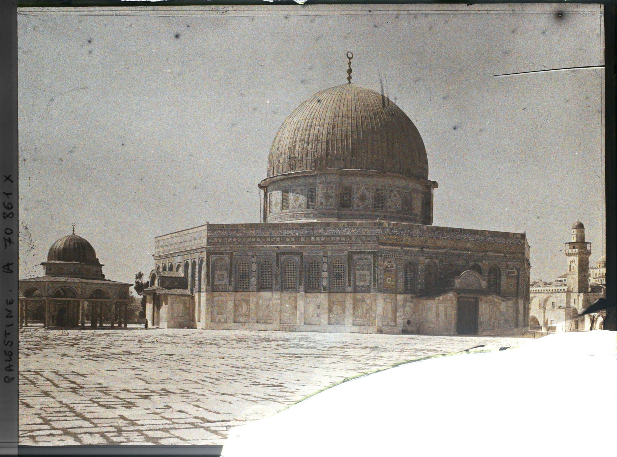 Image représentant Vue septentrionale du Dôme du Rocher (Qubbat al Sakhra) et du Dôme de la Chaîne (Qubbat al Silsileh)