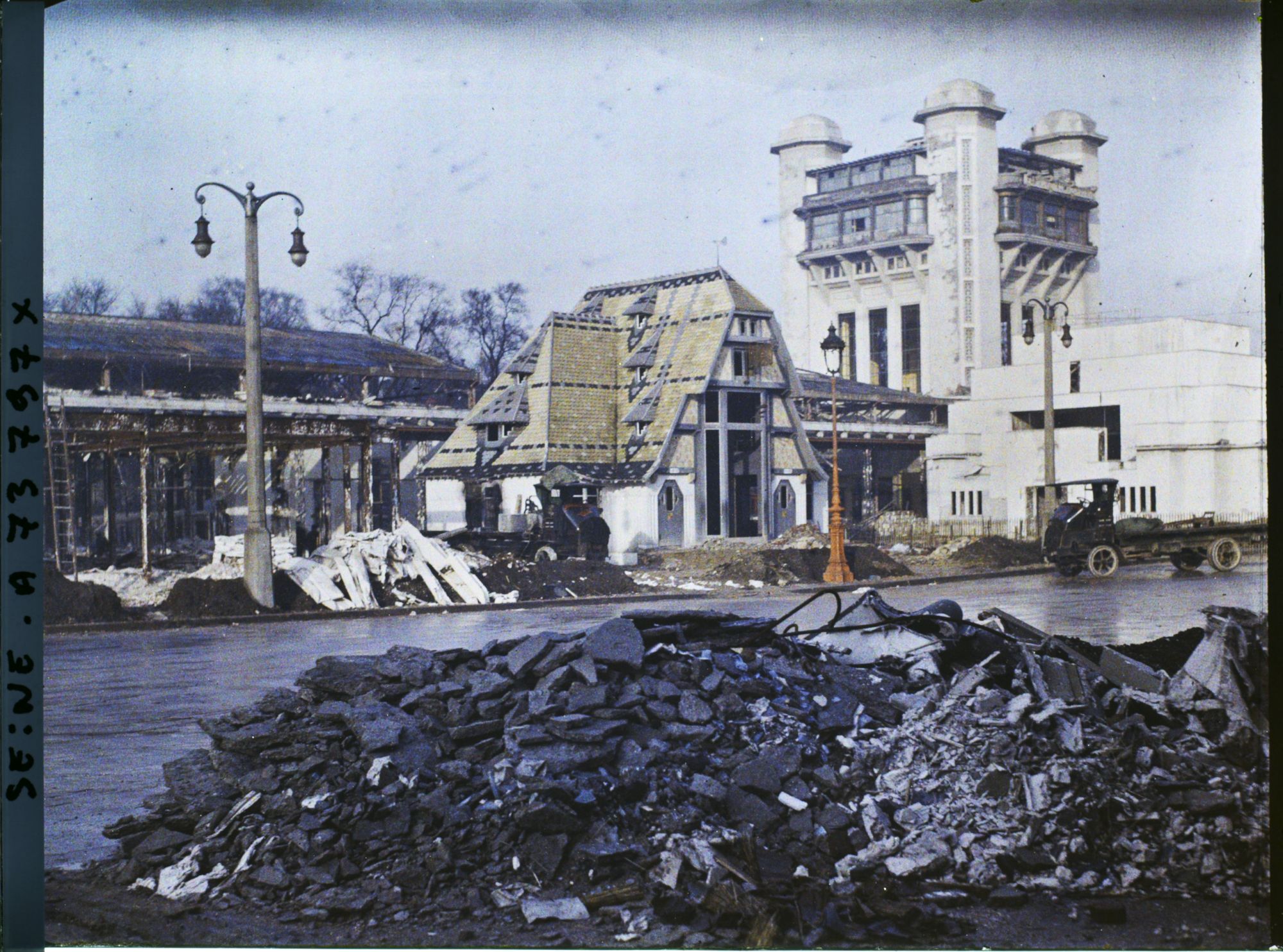Image représentant L'exposition des arts décoratifs, démolition des pavillons sur l'esplanade des Invalides