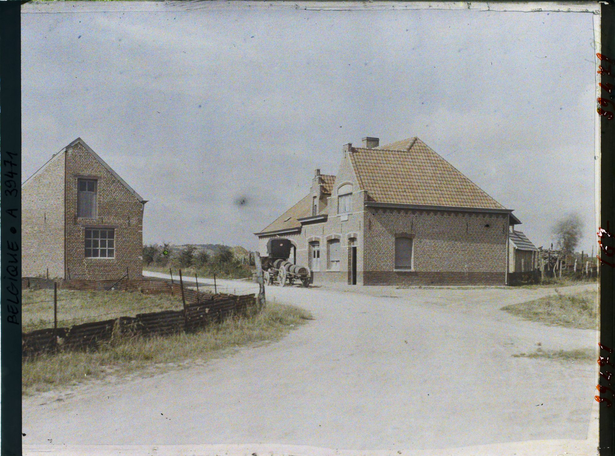 Image représentant Belgique, Locre, Entrée Sud du Village