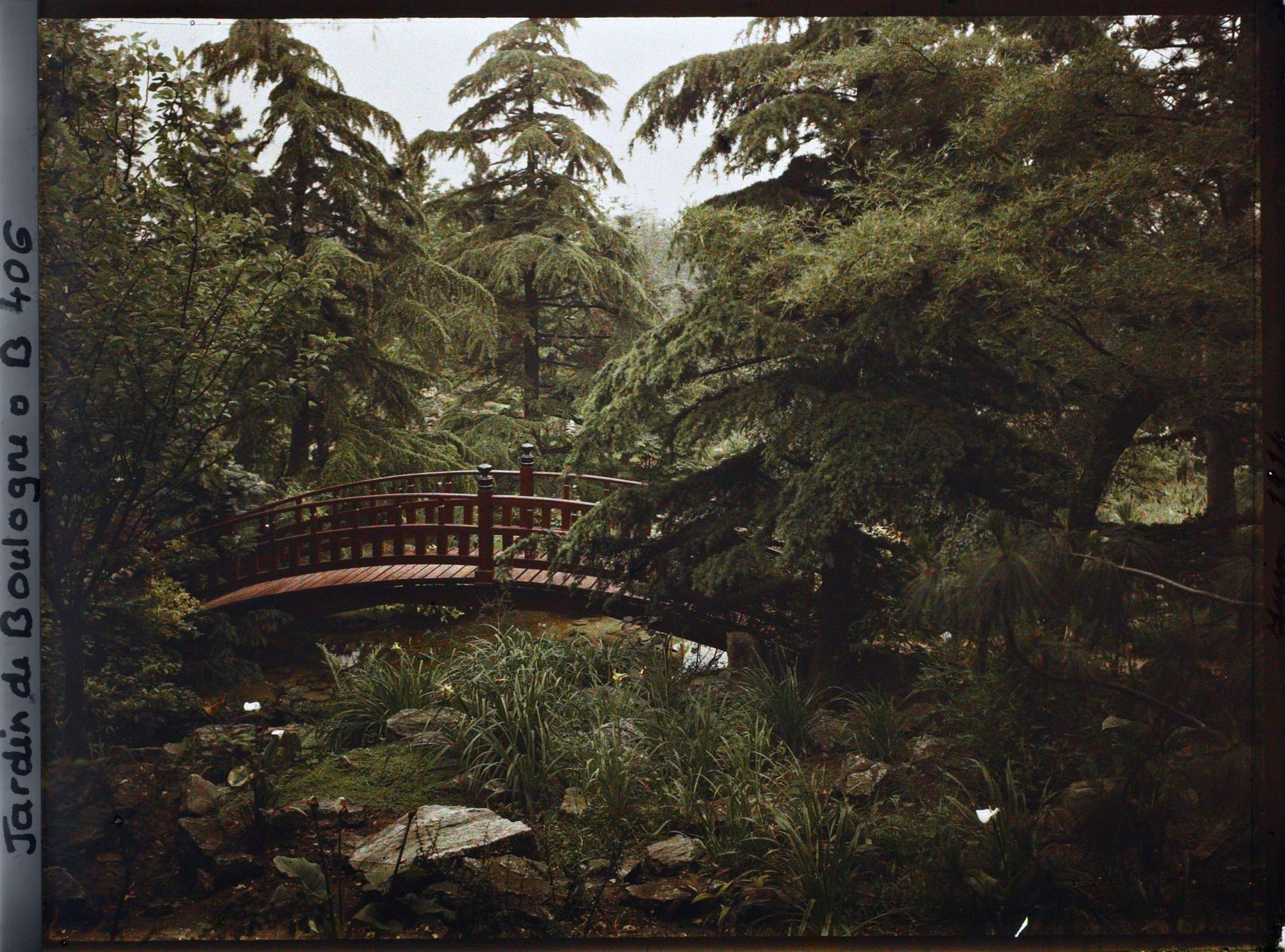 Image représentant Pont rouge enjambant le ruisseau du " sanctuaire japonais ", vu en direction du " village " ?