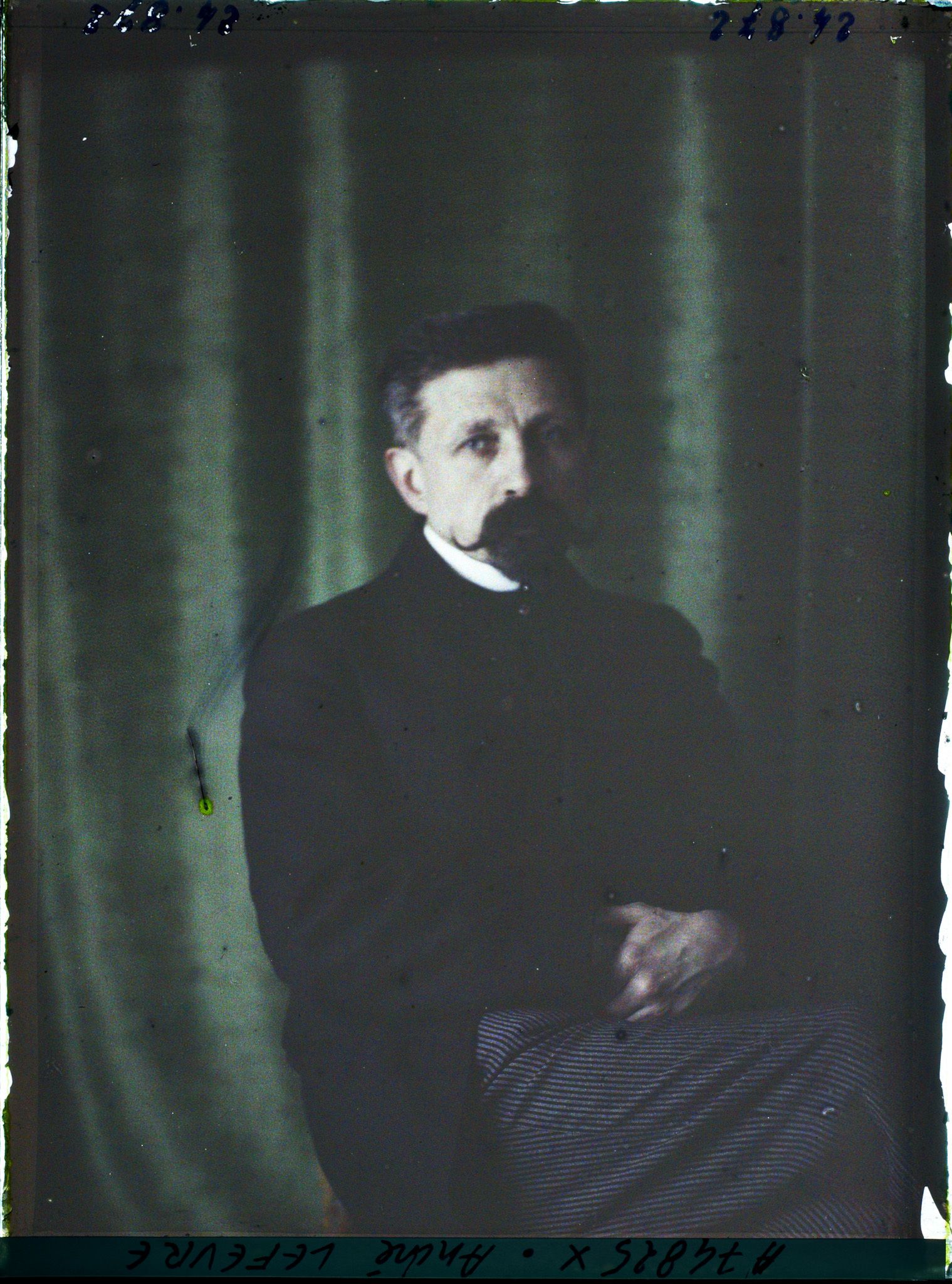 Image représentant Monsieur  https://musee-albert-kahn.s-museum.fr/home/NWQ2OTAwYzNmYjZlZTk1ZWQwODJmMjY4L2dlbmVyaWMtbm90aWNlLXRhYi9hdXRob3JpdHkvNjE3YTc5ZjVjZjhiODk2OGIzMzM3ZDIx/5d6900c3fb6ee95ed082f268/generic-notice-tab/authority/617a79ebcf8b8968b333715e André Lefèvre