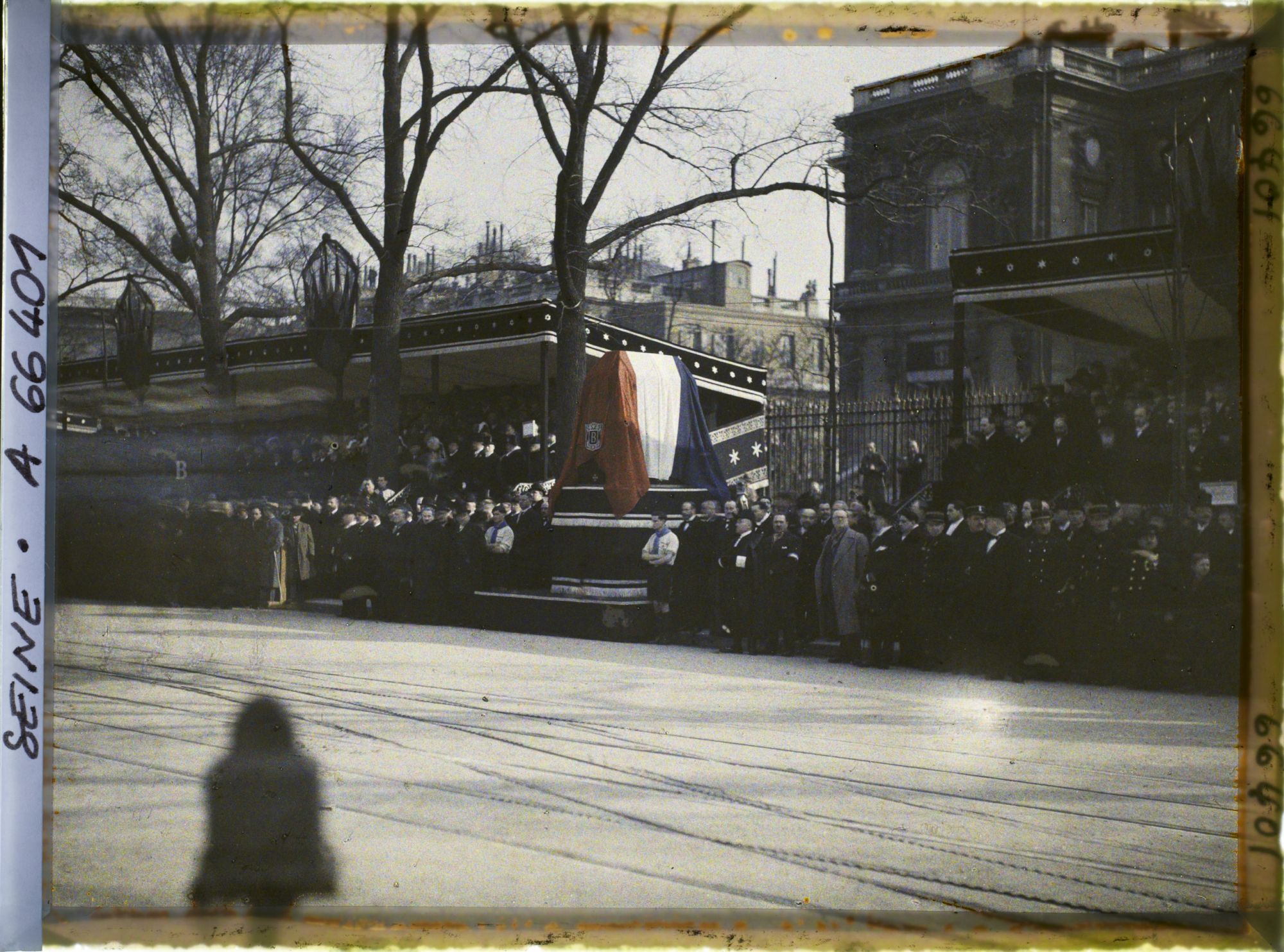 Image représentant Les funérailles du président Briand, la tribune officielle (Paul Doumer, Albert Lebrun, Fernand Bouisson) devant le ministère des Affaires Étrangères