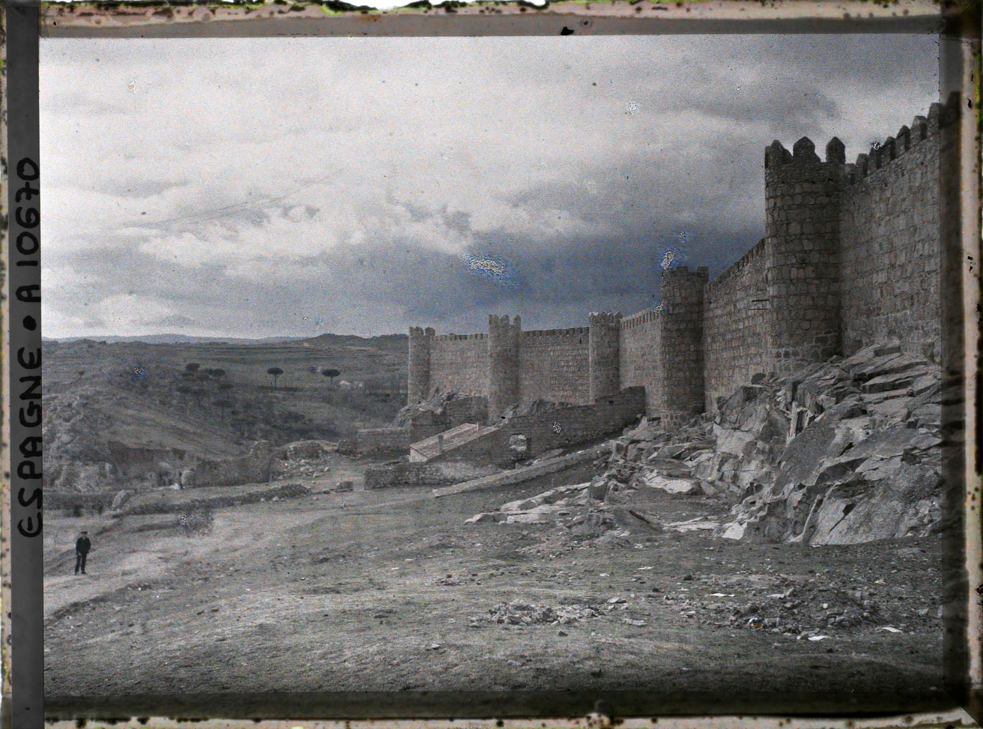 Image représentant Espagne, Avila, Les murailles vues de plus loin vers le Sud avec la vallée du Rio Adaja