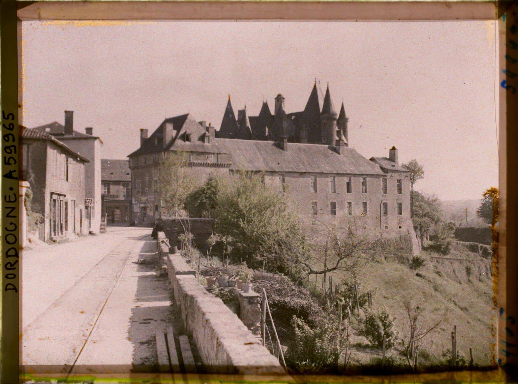 Image représentant France, Jumilhac, Vue du Château prise dans le Village