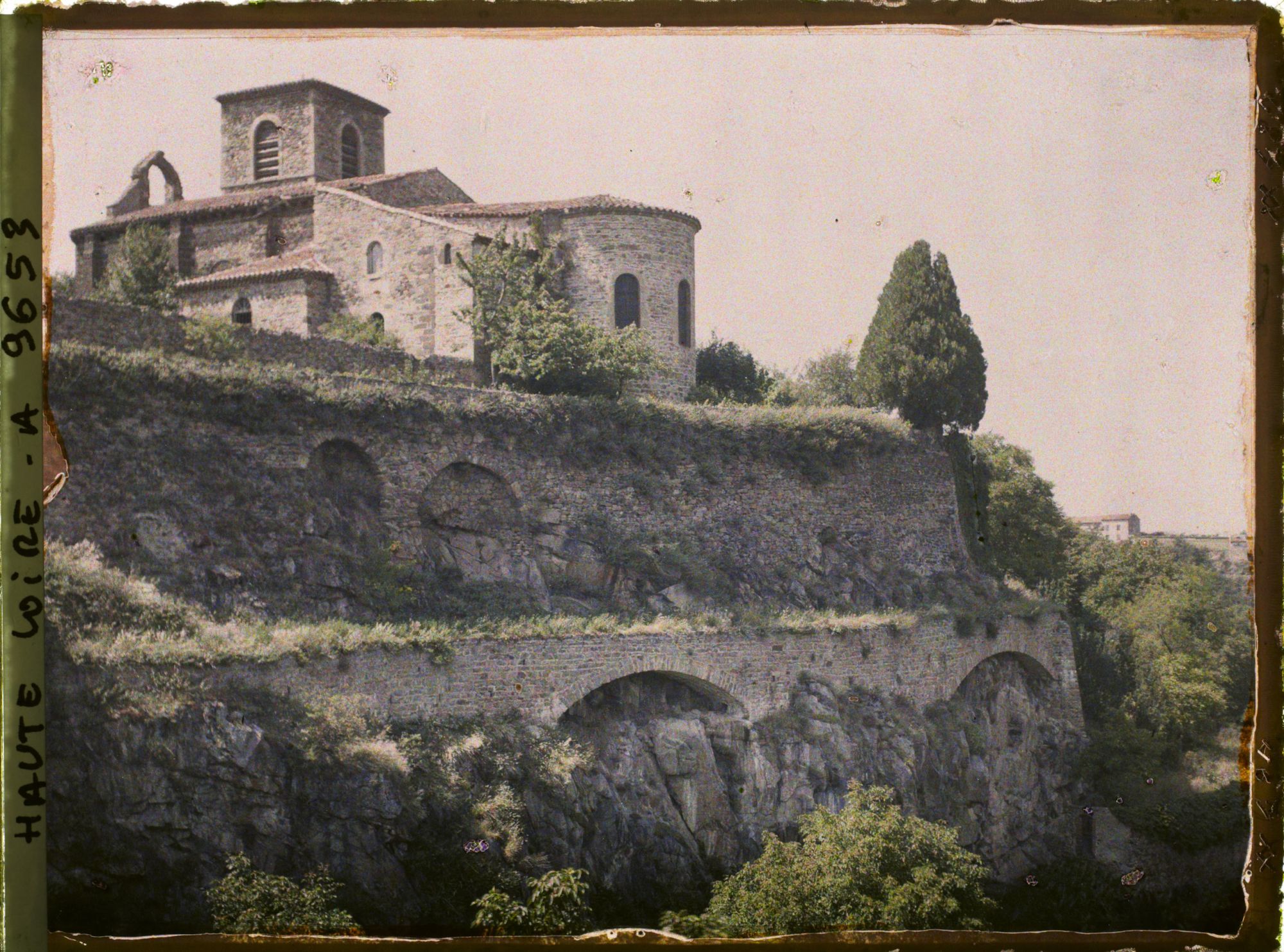 Image représentant L'église Sainte-Anne vue du pont
