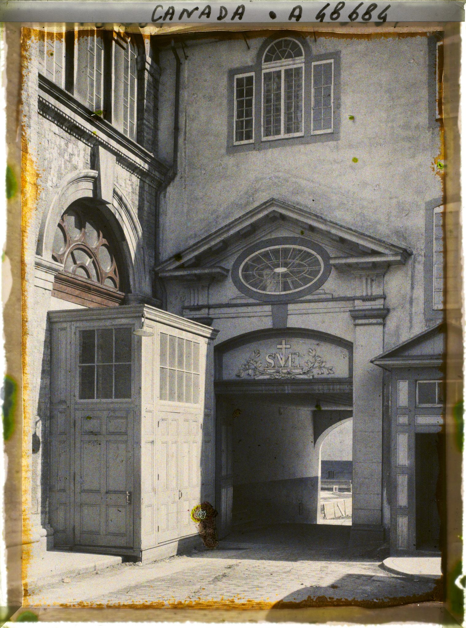 Image représentant Canada, Québec, Entrée de la Cour du Séminaire