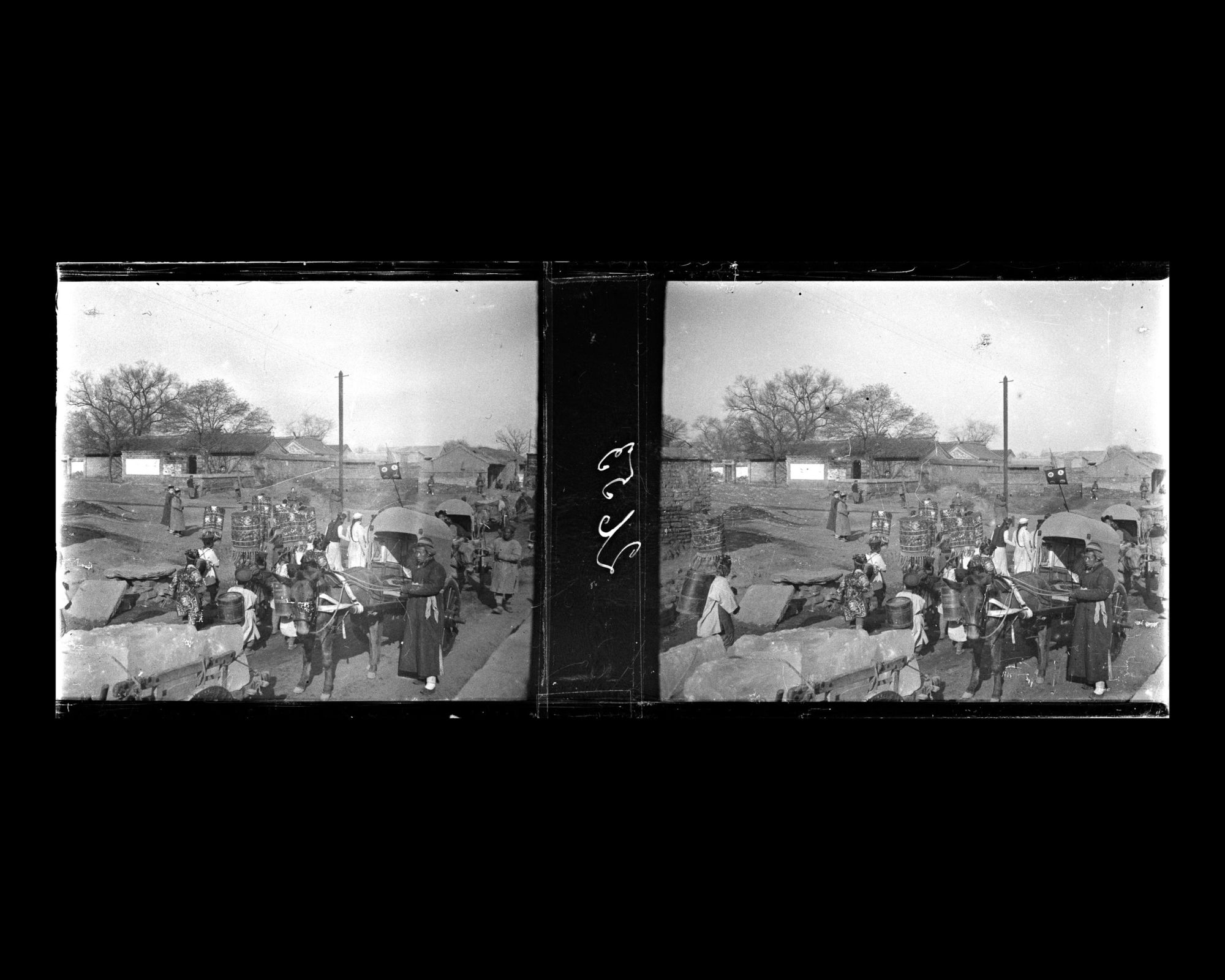 Image représentant Un cortège funéraire de trente-deux porteurs sur Deshengmen dajie ("avenue de la Porte des Vertus Triomphantes") dans la ville tartare ouest