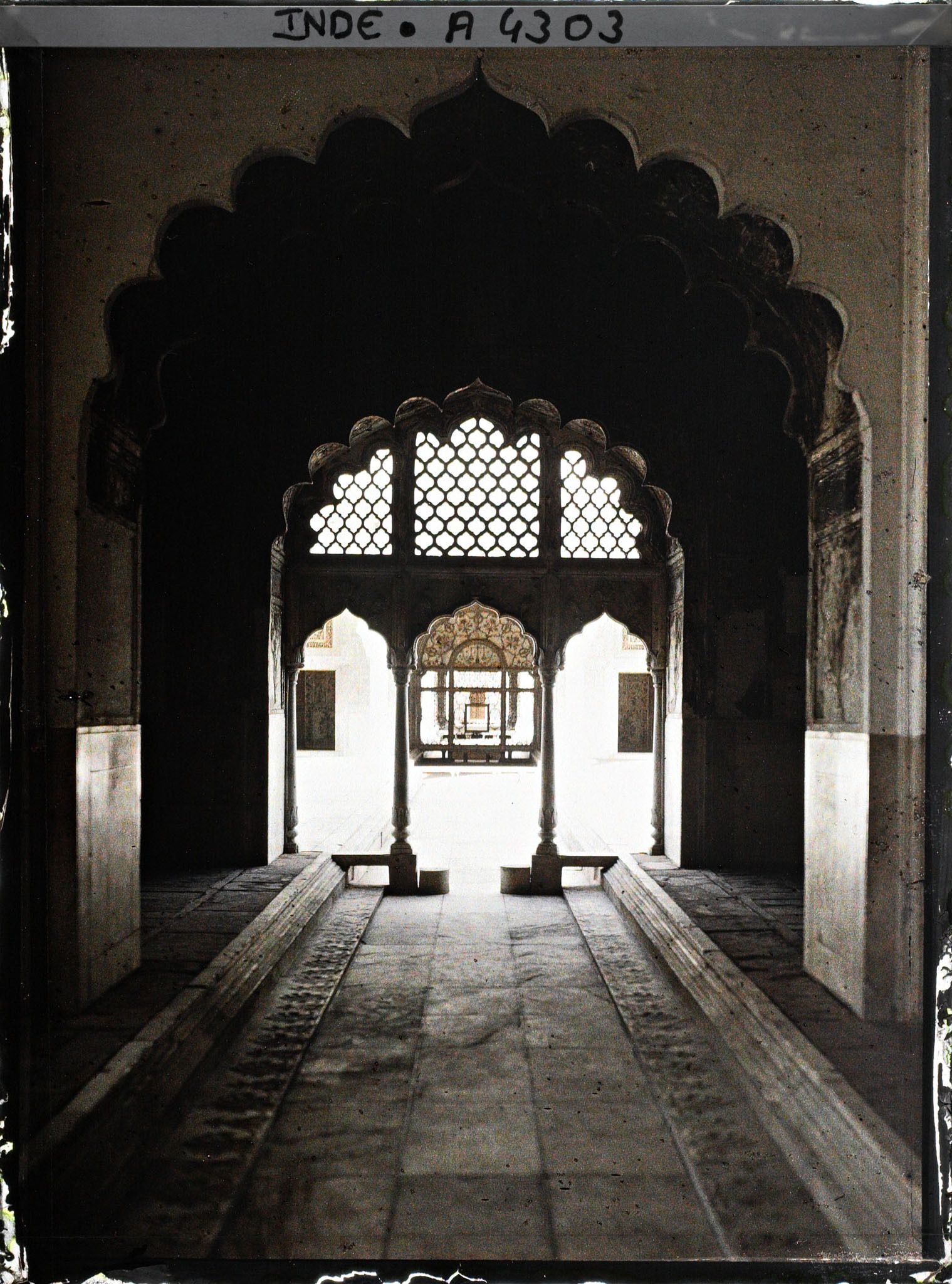 Image représentant Dans la partie principale du harem du fort Rouge (Lal Qila), le pavillon des couleurs (Rang Mahal)