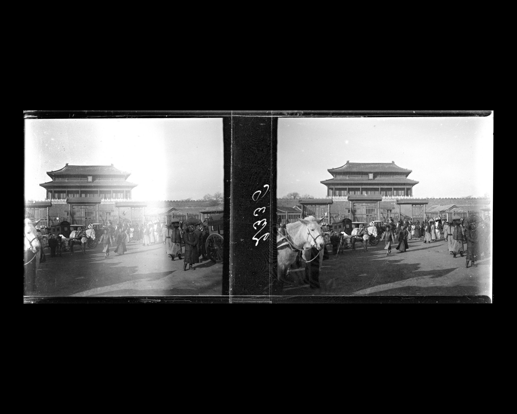 Image représentant Donganmen dajie ("avenue de la Porte de l'Est") et le pavillon à double toiture de Donghuamen ("porte Fleurie de l'Est") la porte orientale de Zijincheng ("cité Pourpre Interdite")