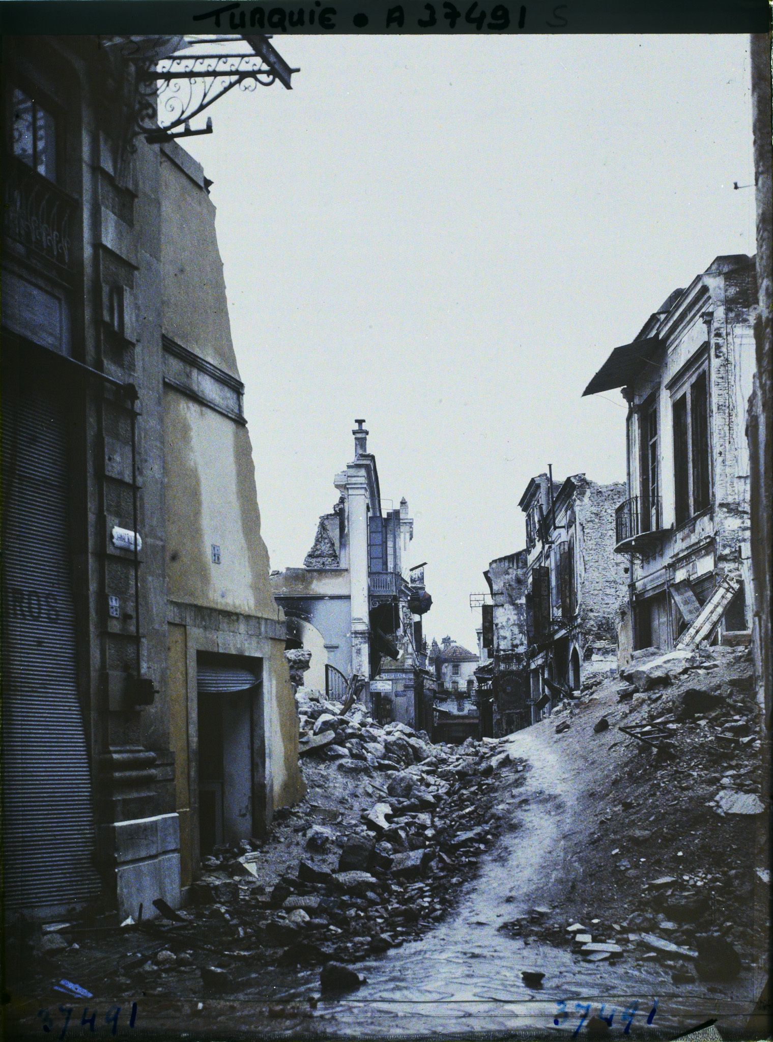 Image représentant Turquie, Smyrne, La rue Chichedjlev ( Rue des Vitriers)