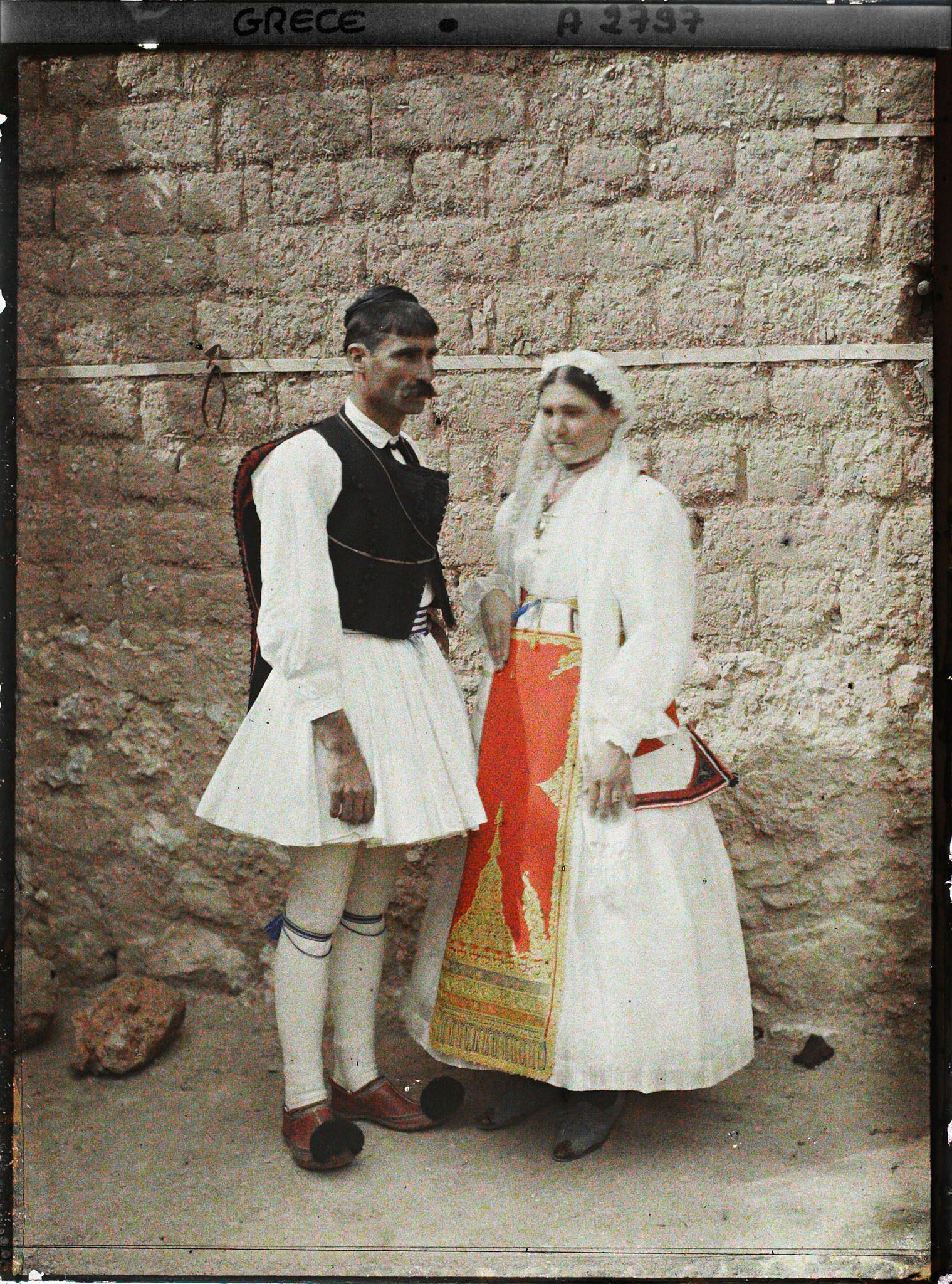 Image représentant Un couple de villageois en costume de cérémonie (vue de 3/4)