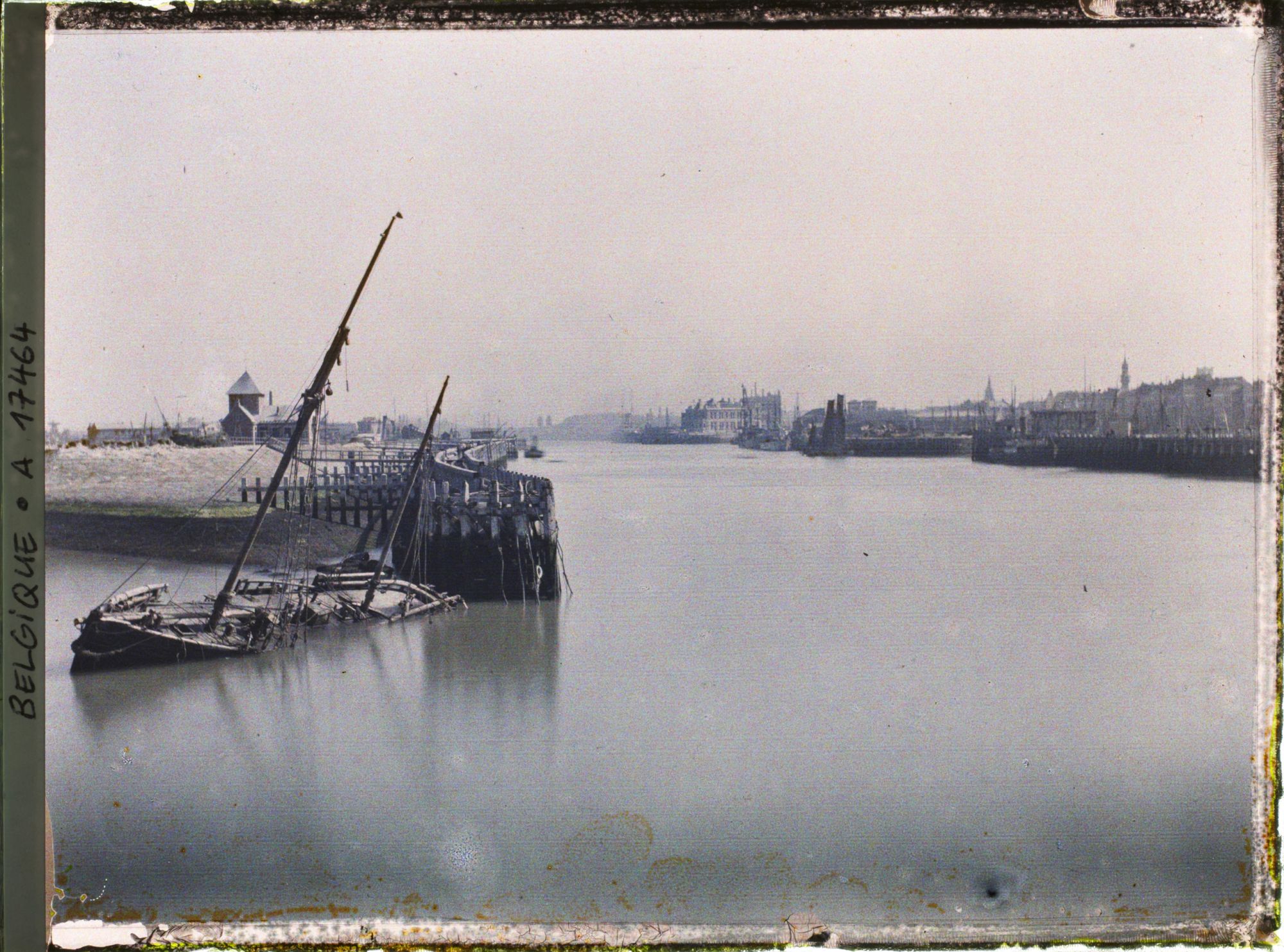 Image représentant Belgique, Ostende, L'Entrée du Port d'Ostende; au 1er plan, un bateau de pêche coulé