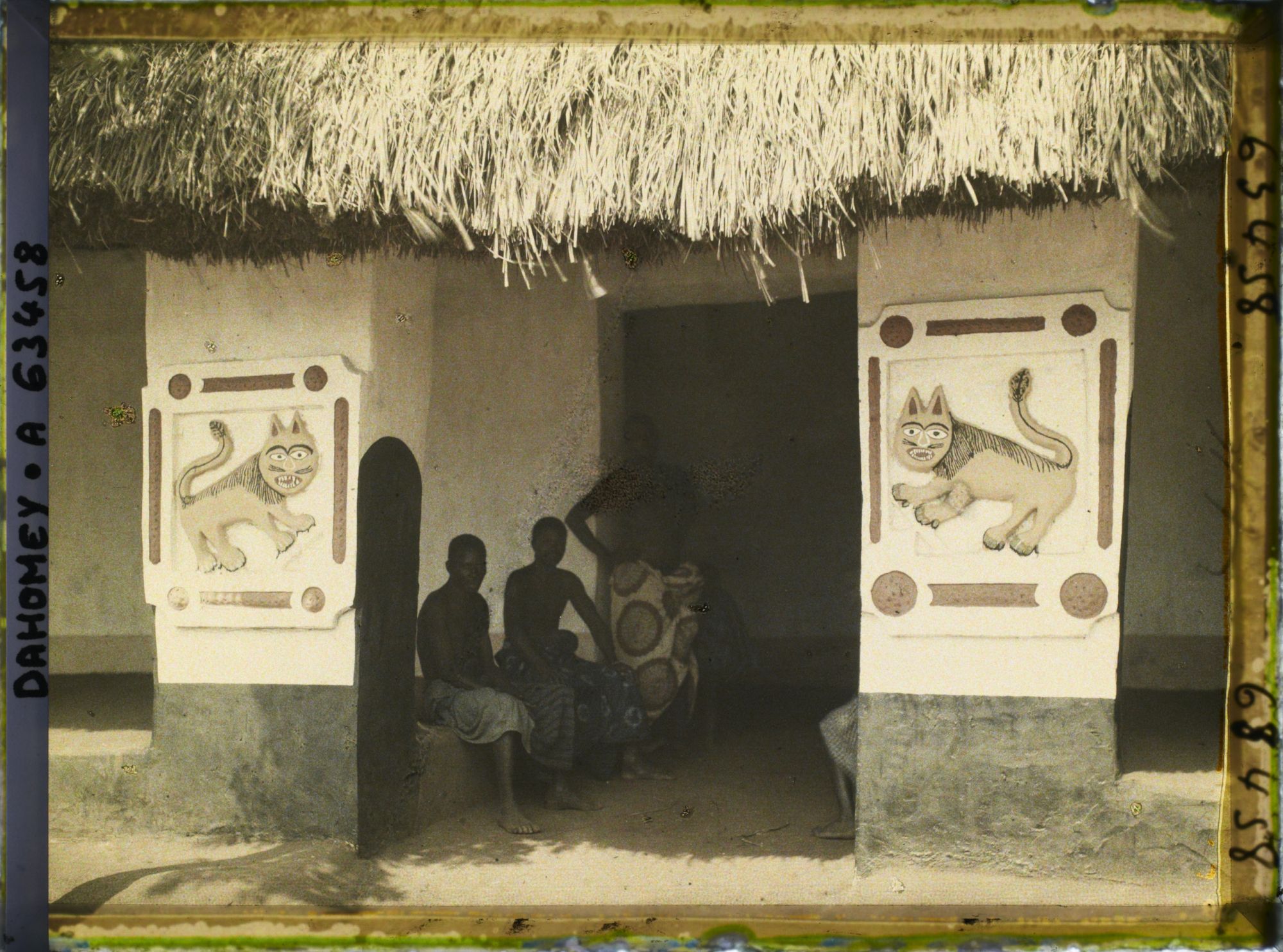 Image représentant Entrée principale (honuwa) du palais de  null Glélé