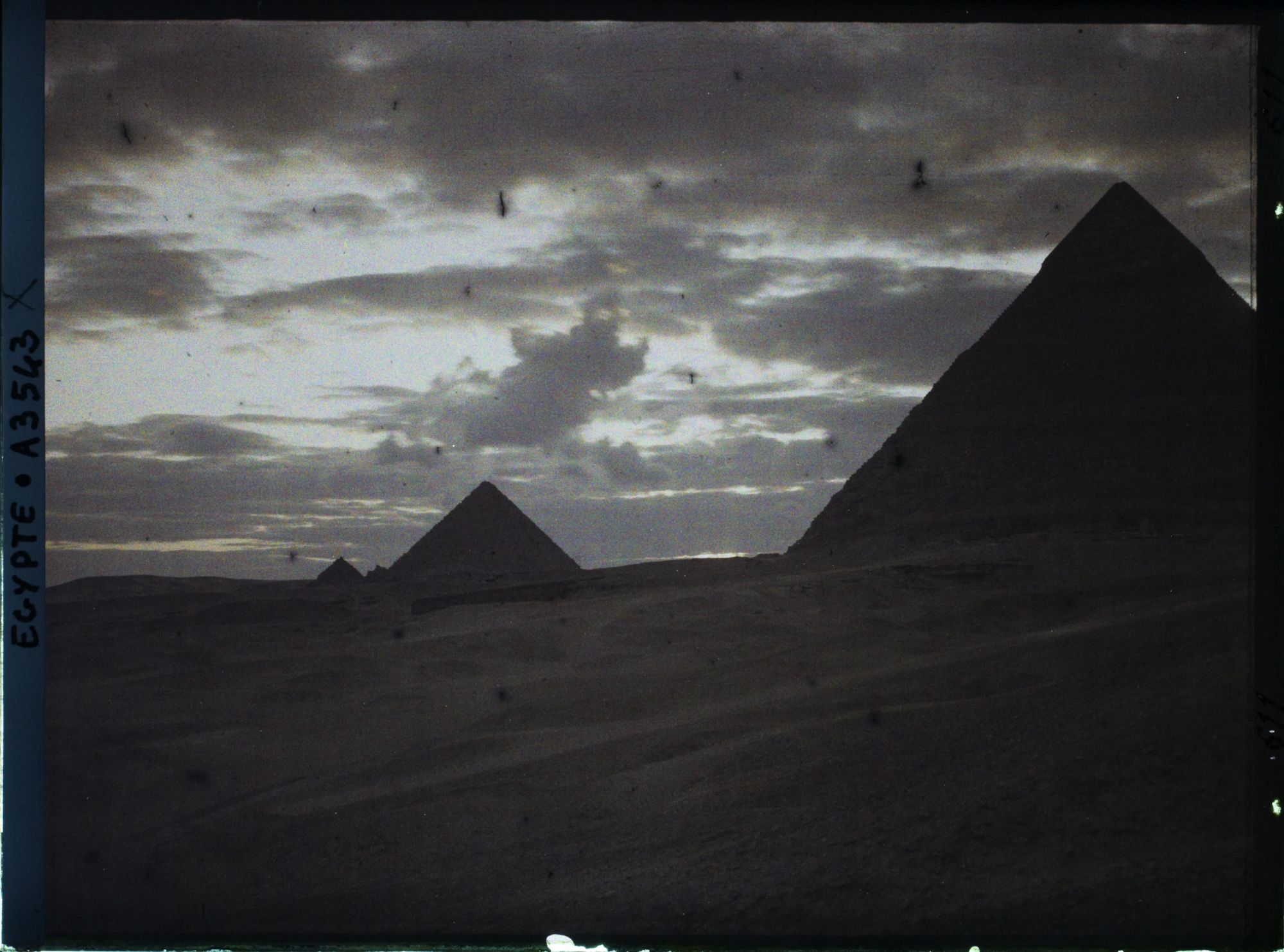 Image représentant Les pyramide de Gîzeh au crépuscule
