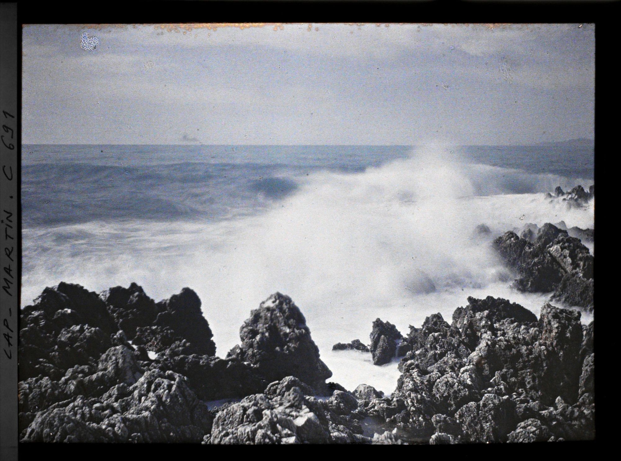Image représentant Vagues se brisant sur les rochers, vus non loin de la villa Kahn, légèrement vers l'ouest