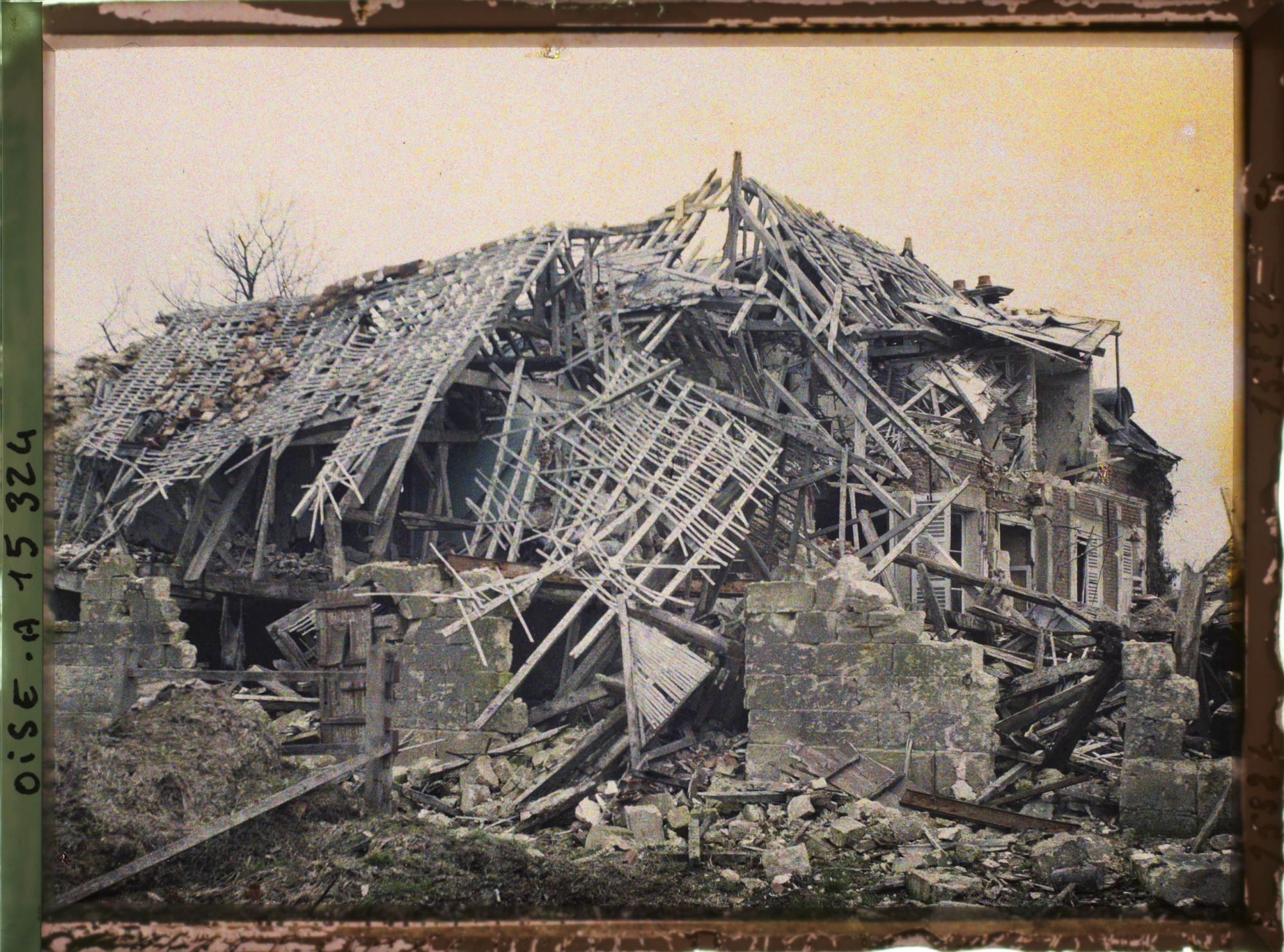 Image représentant France, St Maur, Destructions de guerre Types de Maisons détruite à St Maur, montrant l'Ossature de la Construction