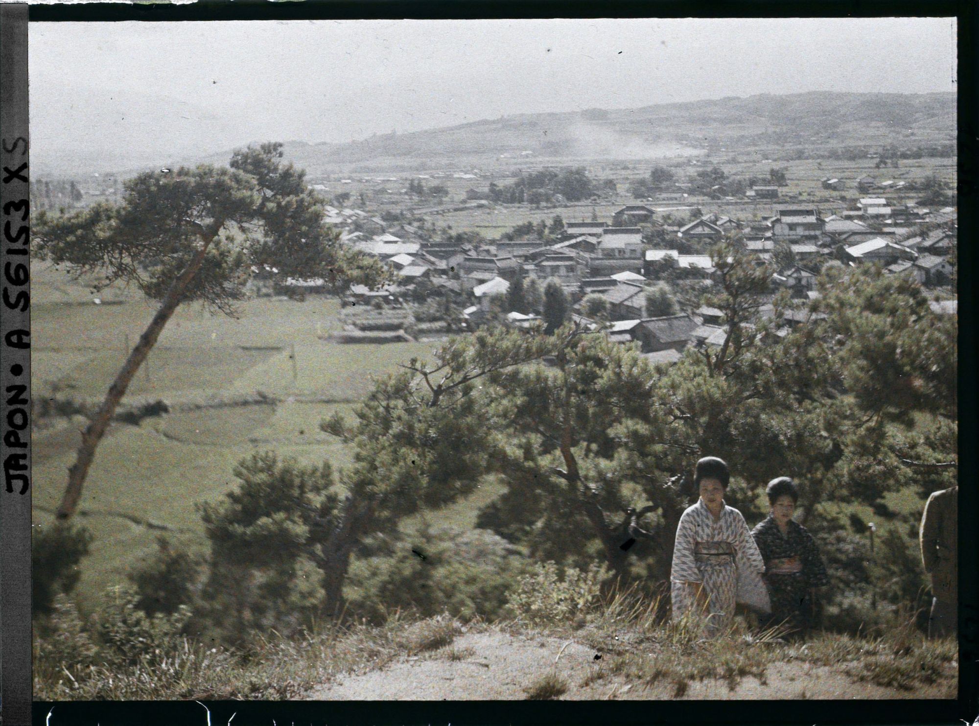 Image représentant Deux jeunes femmes sur une hauteur dominant la plaine d'Asama