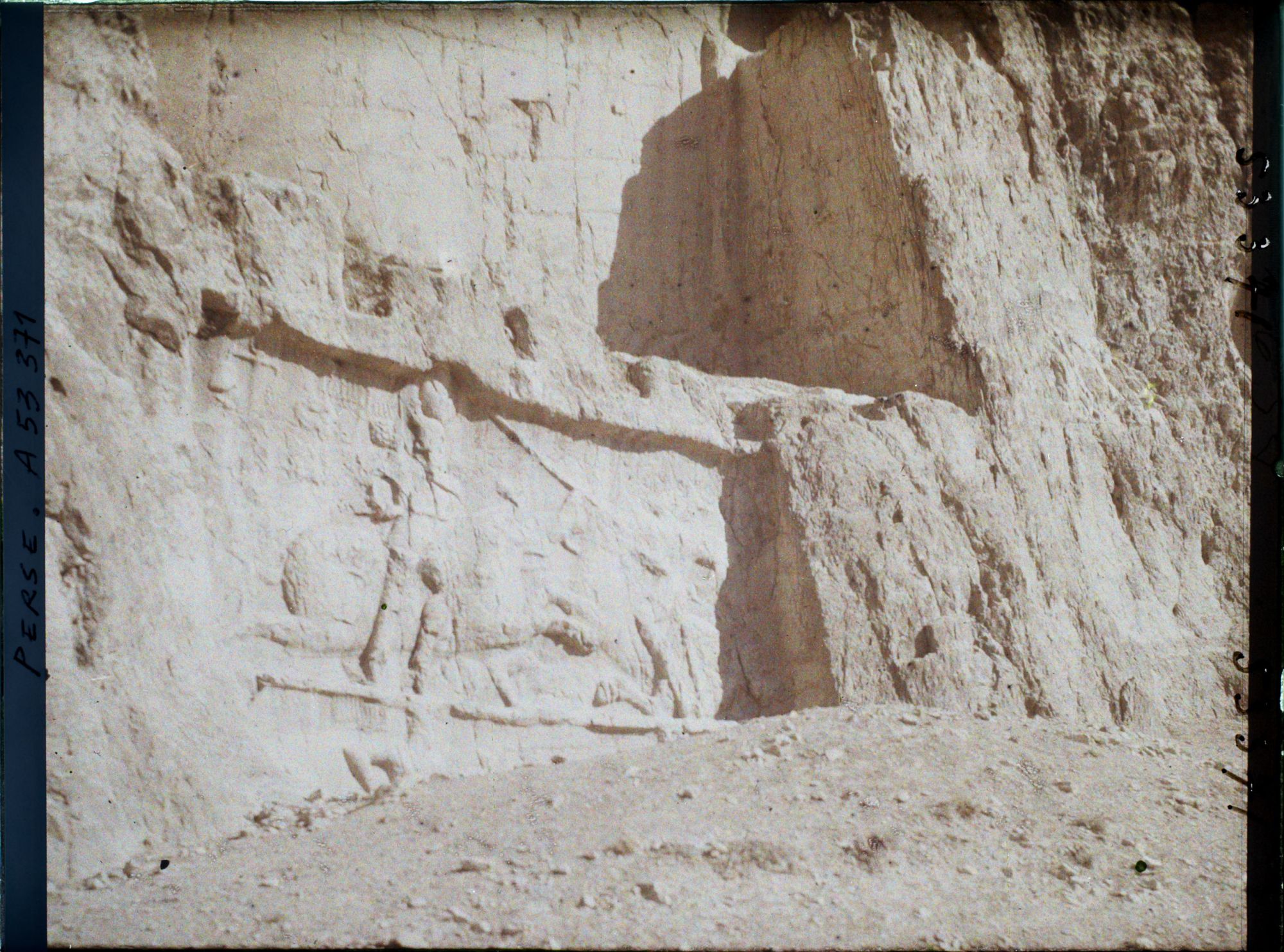 Image représentant Bas-relief sassanide sous le tombeau de Darius Ier représentant une scène de combat équestre du roi Bahram II