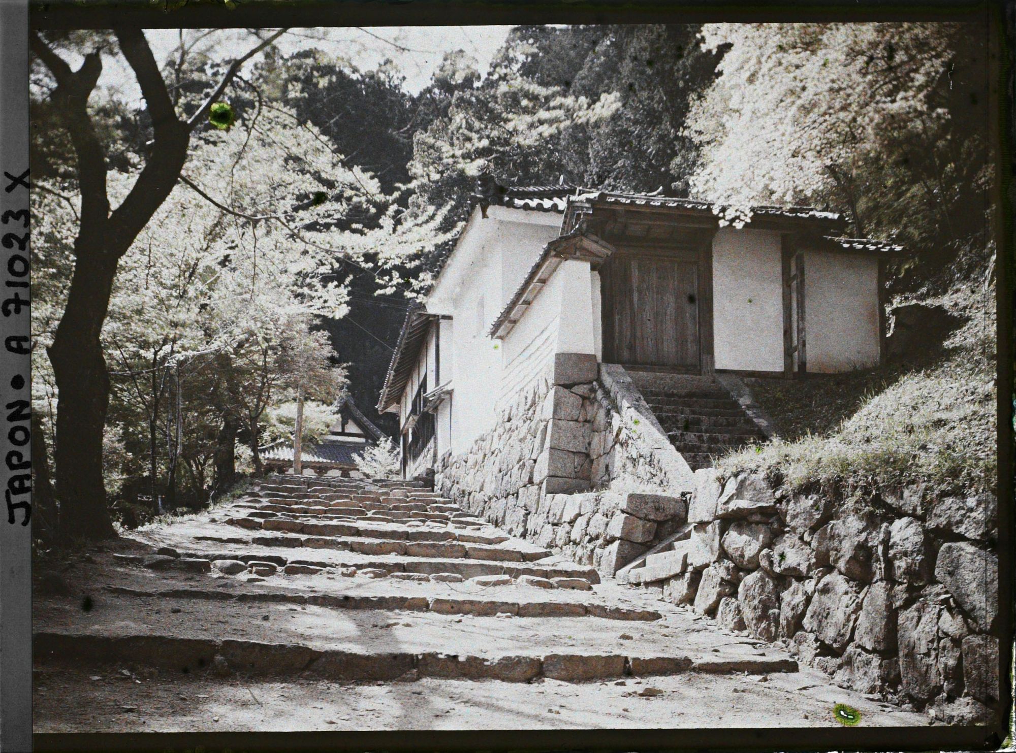 Image représentant Village de Hase (?) : Abords du temple Hase-dera (?)