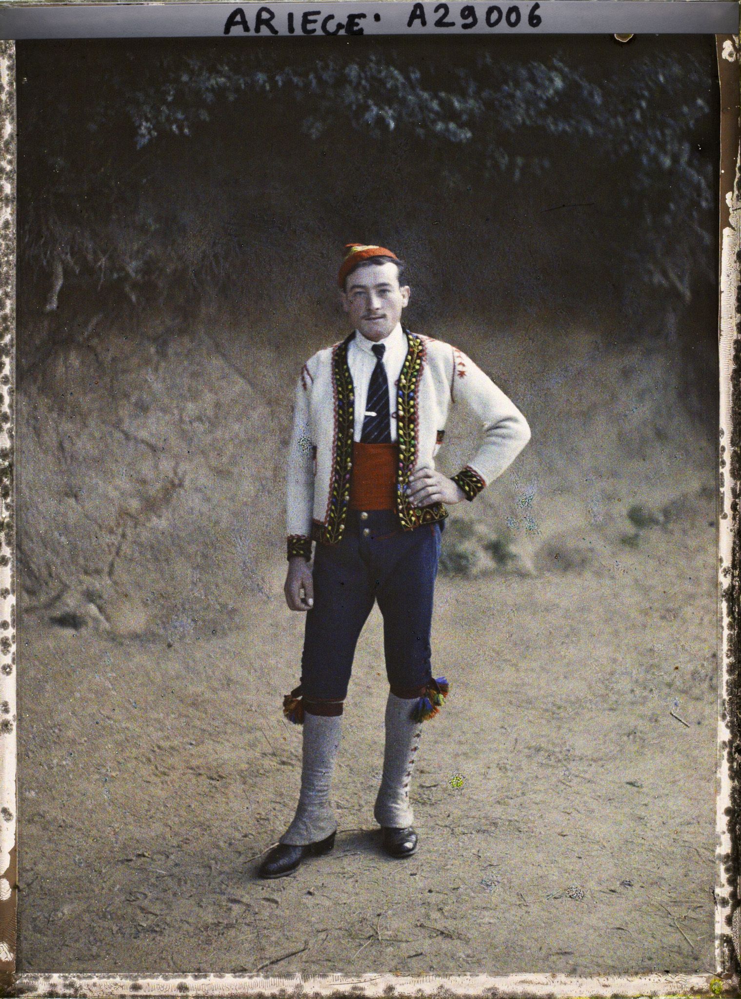 Image représentant Homme Bethmalais en pied, fils du maire de la commune