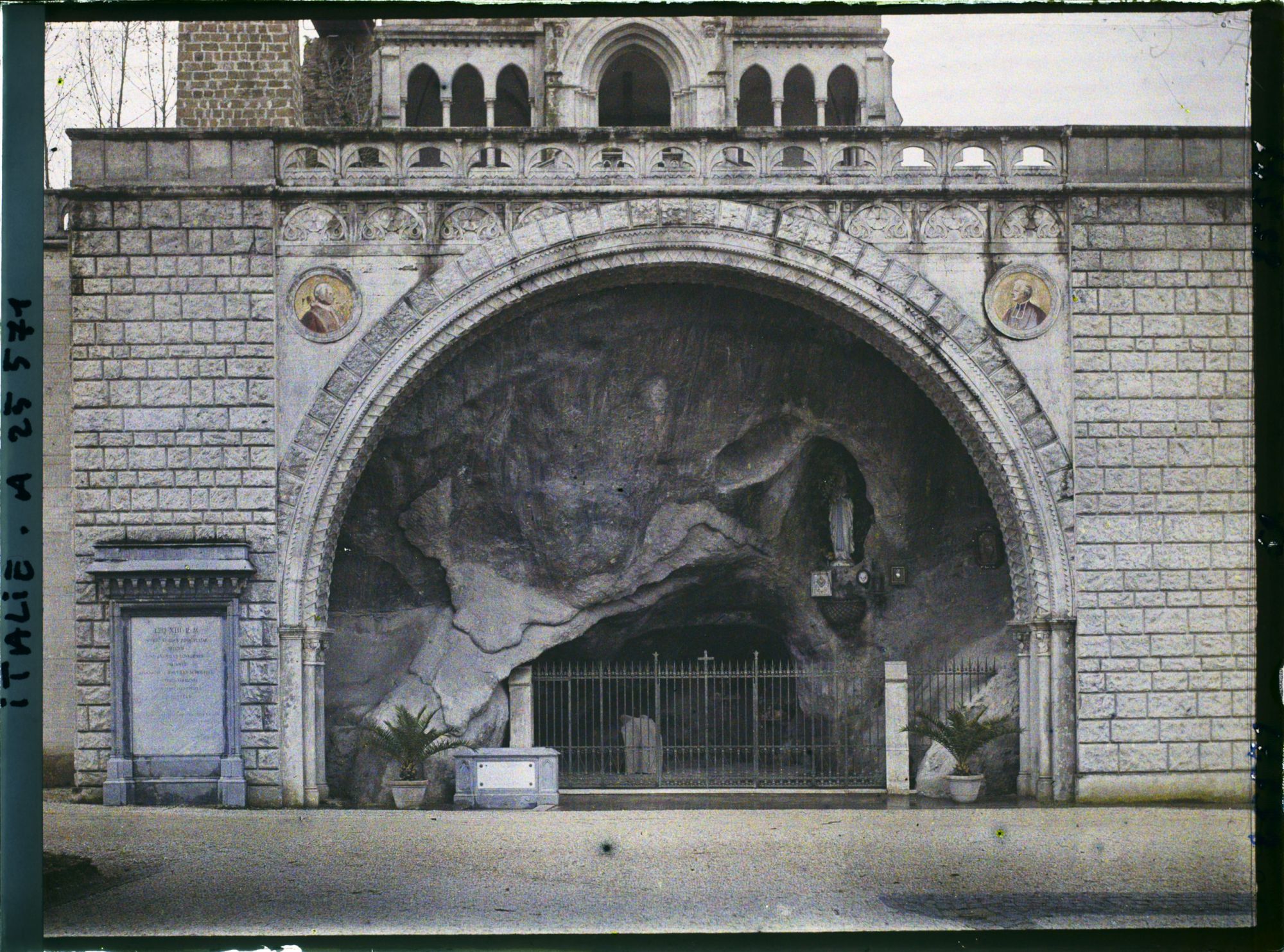 Image représentant Jardins du Vatican, reproduction chapelle et grotte de Lourdes