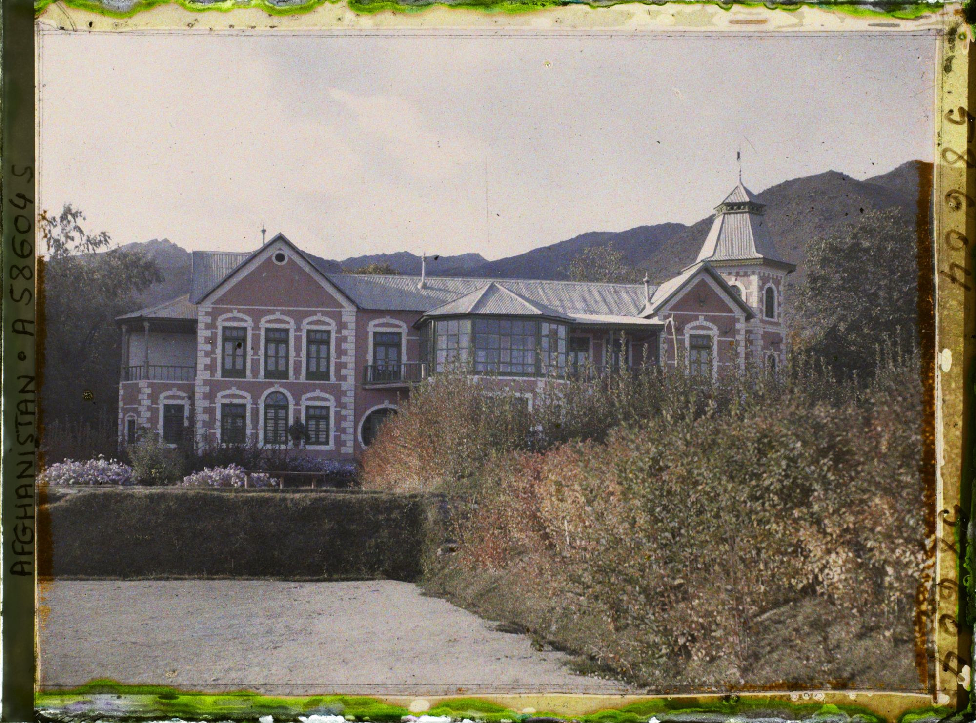 Image représentant Dans le Jardin public (Bâgh-e omumi), la villa du prince Hayôtollâh, frère du roi Amânullâh