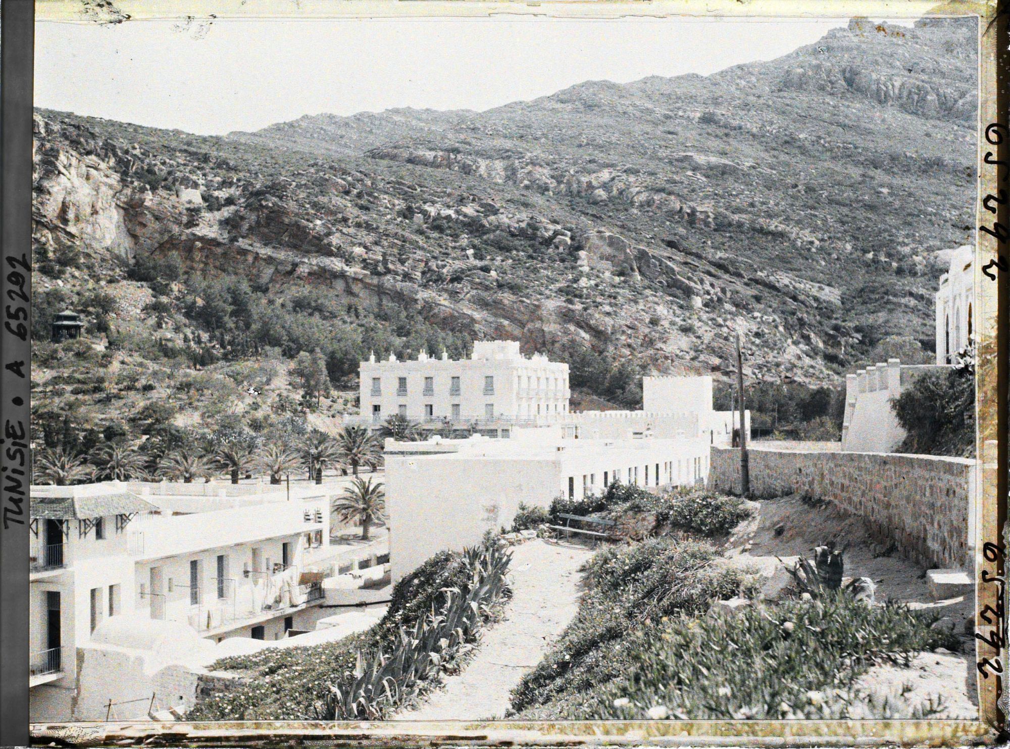 Image représentant Les hôtels de la station thermale au bas de la falaise