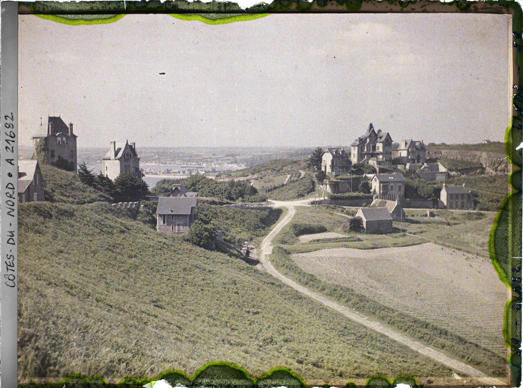 Image représentant Des maisons de villégiature ; au fond, le port de Perros-Guirec