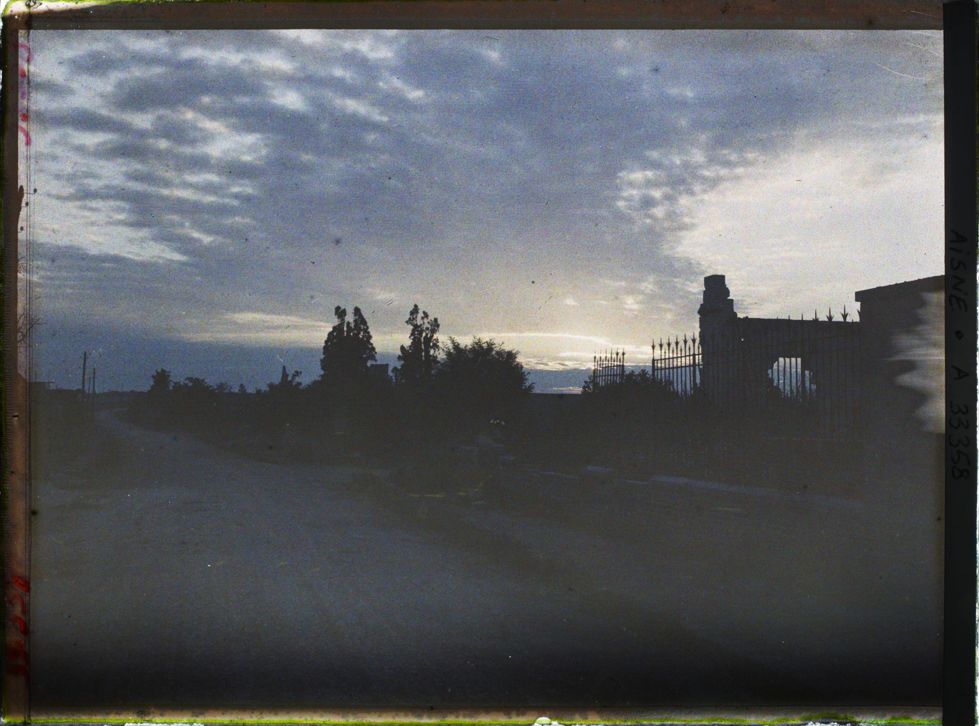 Image représentant France, Coucy le Château, Route de Laon près de Coucy ; le château au Soleil levant