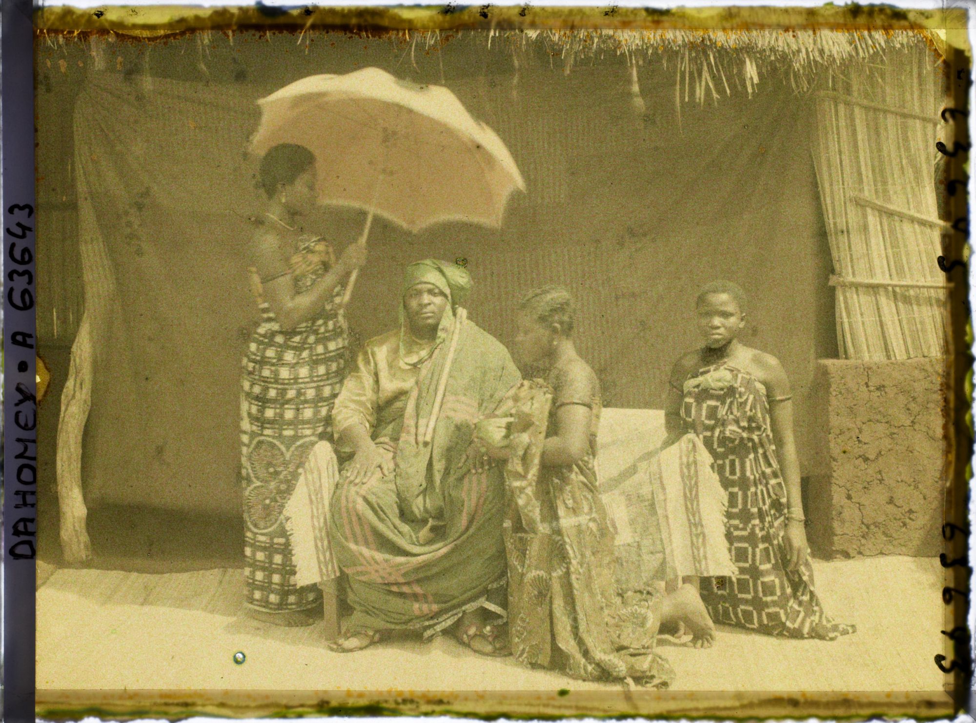 Image représentant Portrait du chef  https://musee-albert-kahn.s-museum.fr/home/NWQ2OTAwYzNmYjZlZTk1ZWQwODJmMjY4L2dlbmVyaWMtbm90aWNlLXRhYi9hdXRob3JpdHkvNjE3YTc5ZjVjZjhiODk2OGIzMzM3ZDIx/5d6900c3fb6ee95ed082f268/generic-notice-tab/authority/617a79eacf8b8968b3336557 Justin Aho entouré de ses femmes