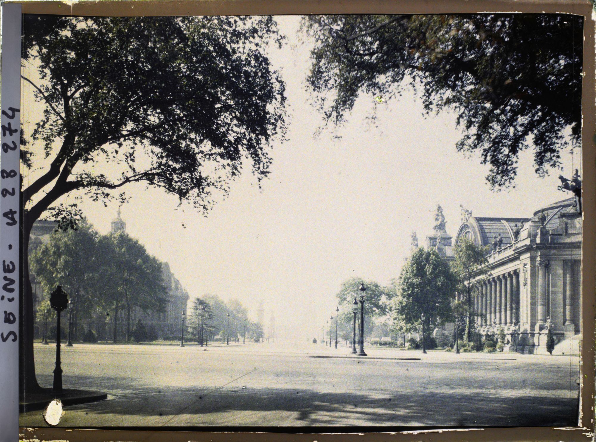 Image représentant L'ancienne avenue Nicolas II (actuelle avenue Winston Churchill), le Petit Palais et le Grand Palais