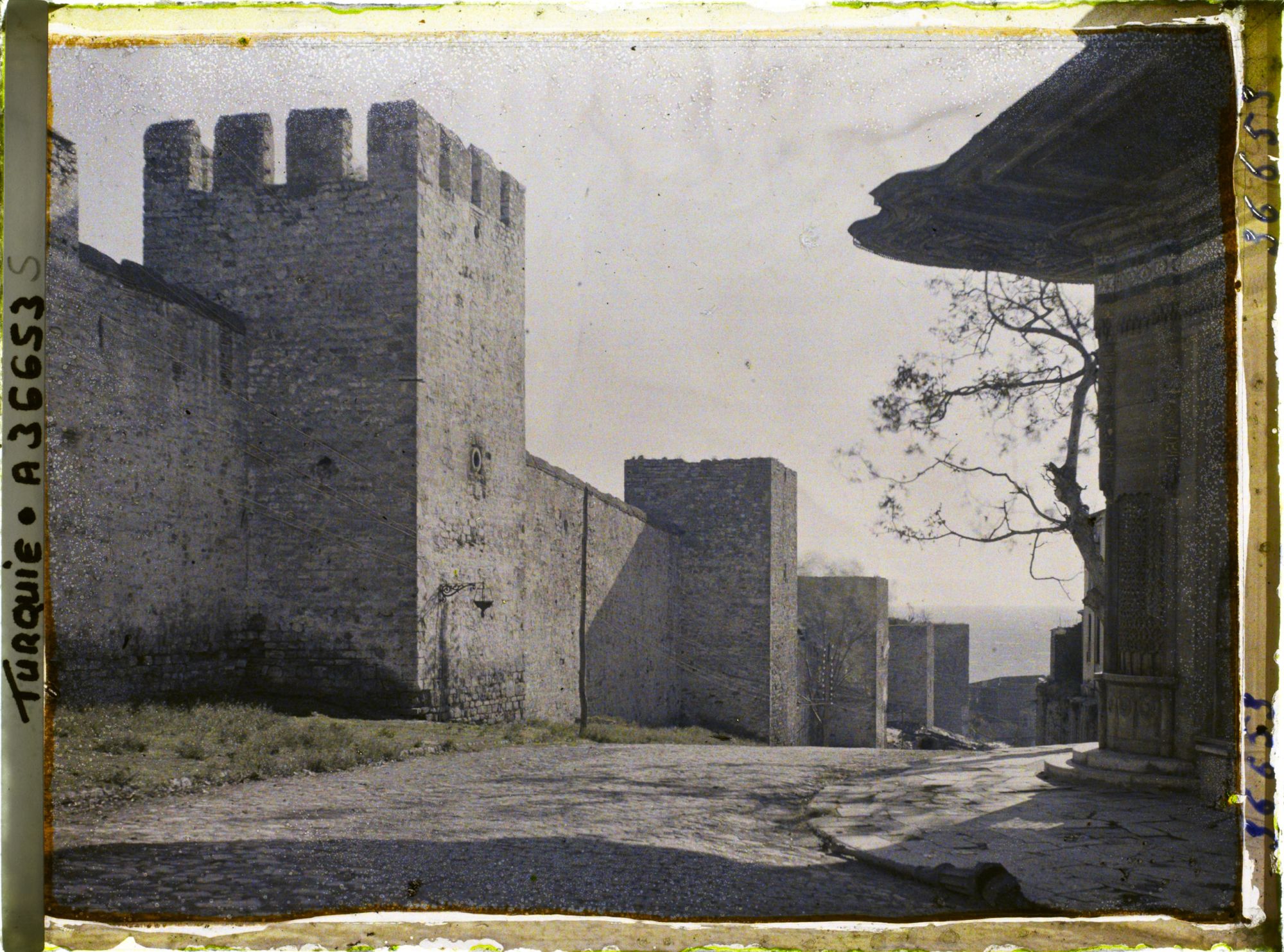 Image représentant Murailles et tours de Topkapi Sarayi ("Palais de la Porte du Canon")