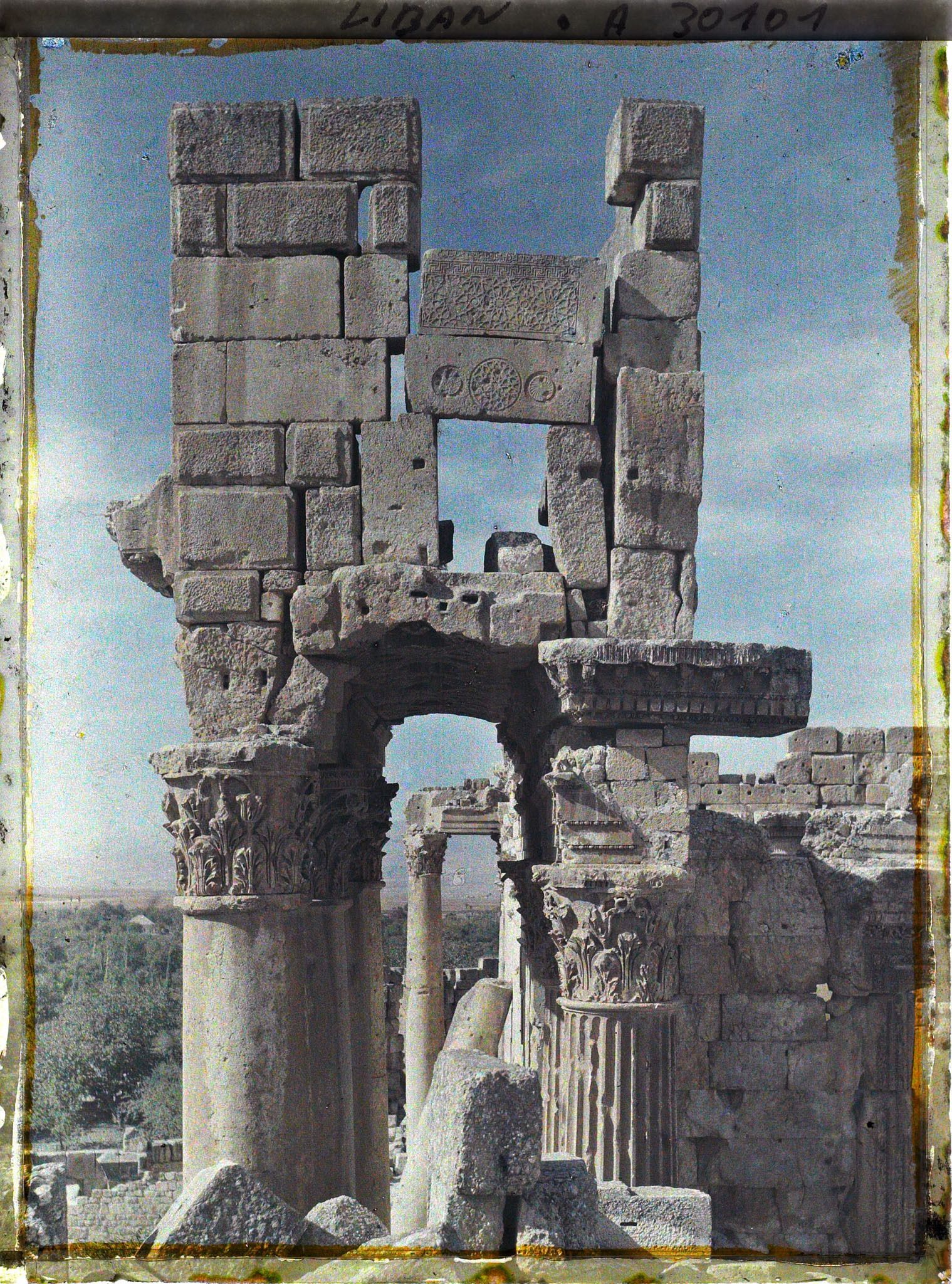 Image représentant Sommet de l'extrémité droite restante du péristyle de la façade sud du Temple dit de Bacchus