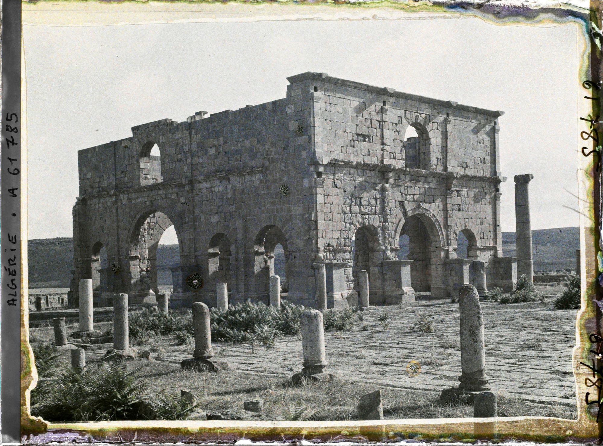 Image représentant Algérie, Lambèse, Le Prœtorium & colonnes de la Cour