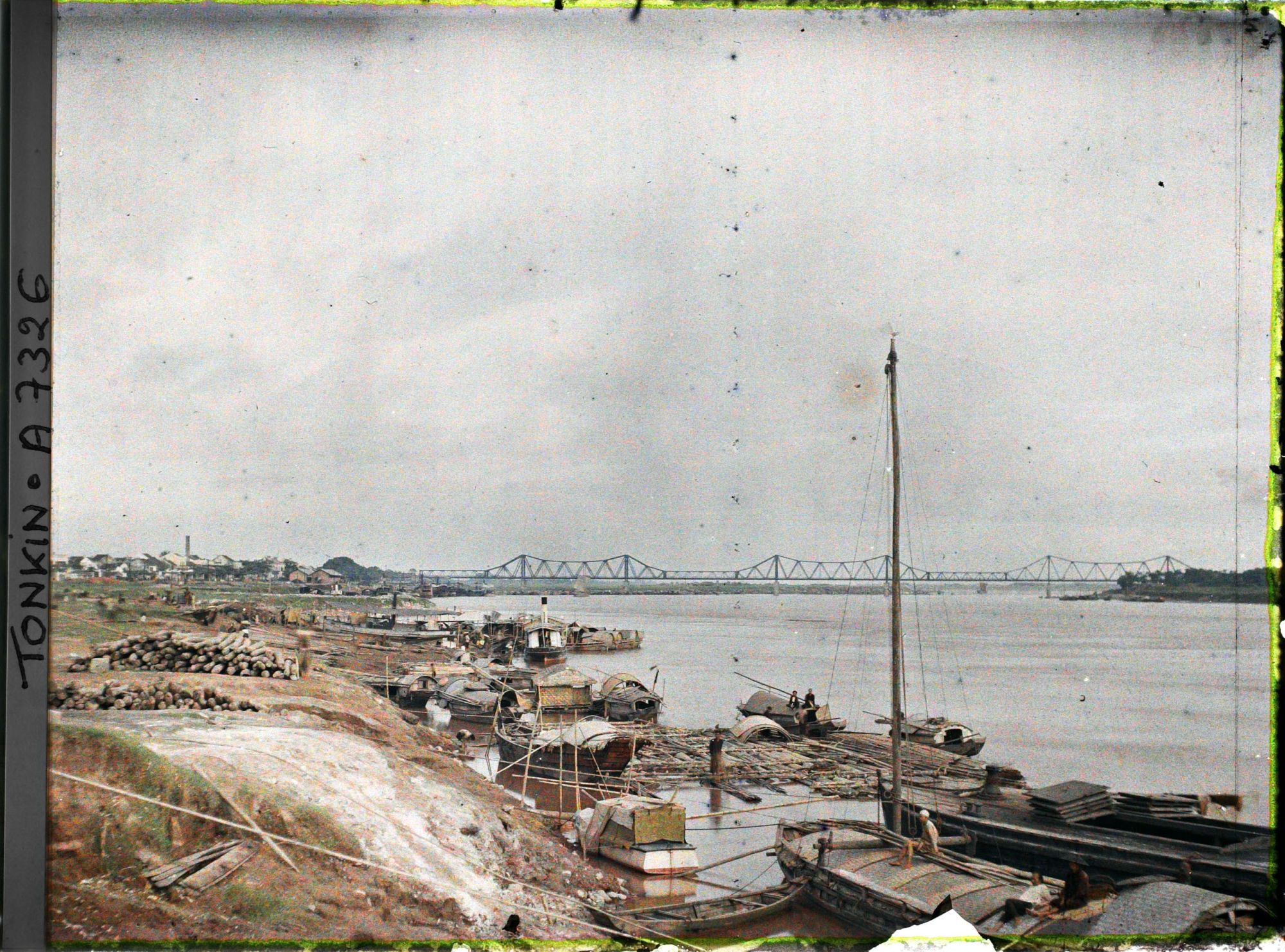 Image représentant Les quais du Fleuve Rouge, au sud du pont Doumer, le matin