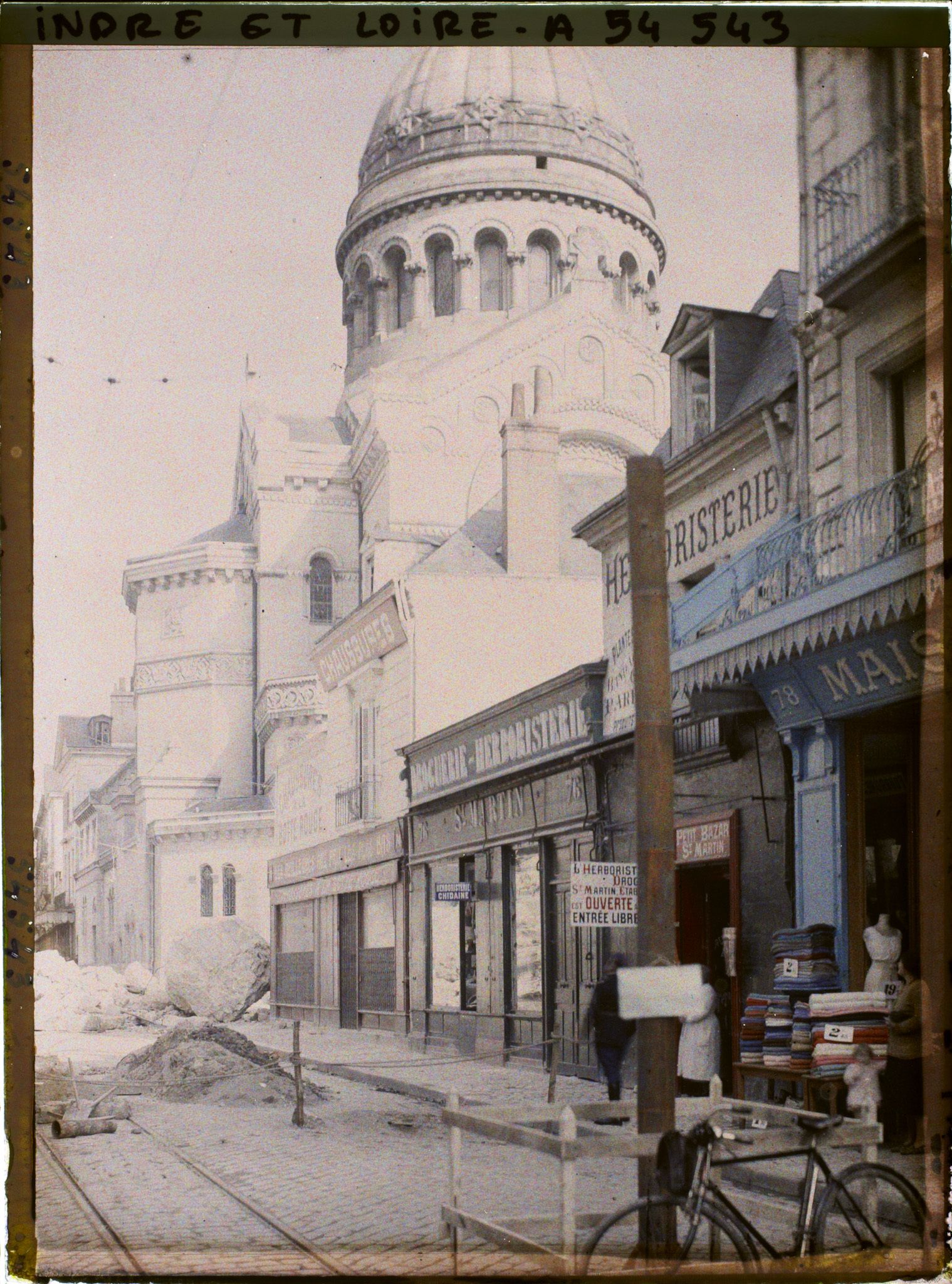 Image représentant Les gravats de la tour Charlemagne devant la basilique Saint-Martin, rue des Halles