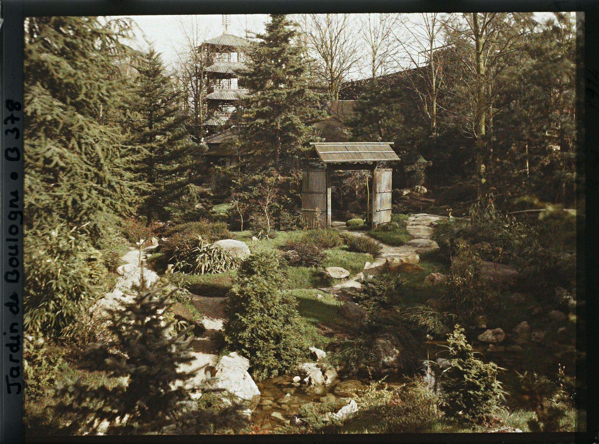 Image représentant Pièce d'eau du " sanctuaire japonais " proche de la porte d'accès au " village japonais "