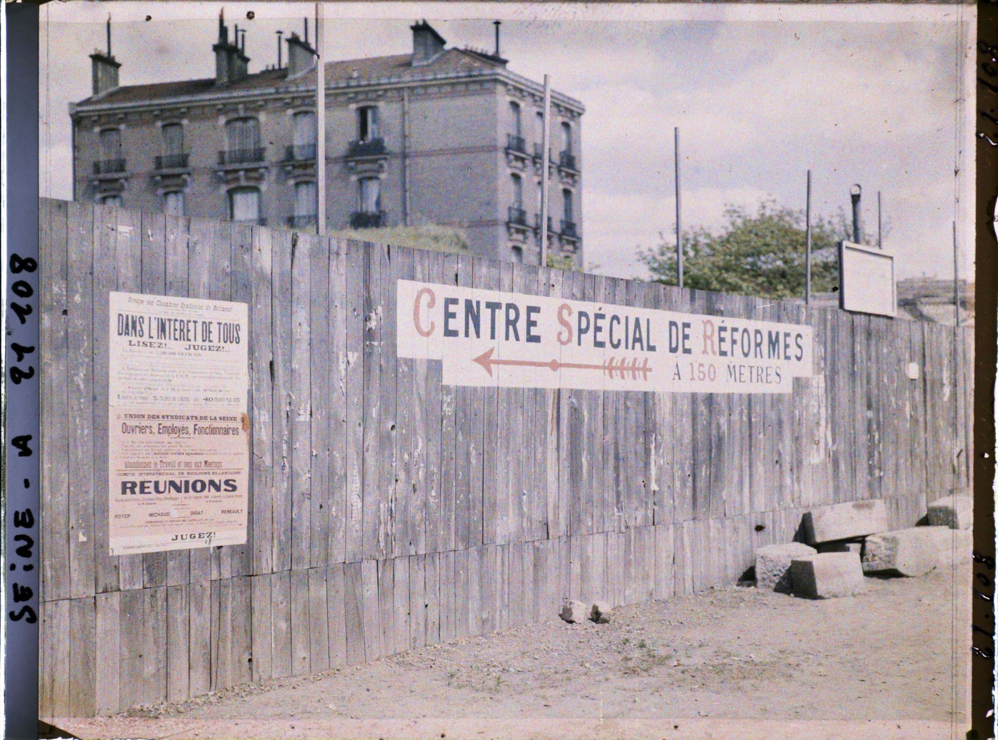 Image représentant Affiches à la porte de Saint-Cloud, à l'occasion du 1er mai