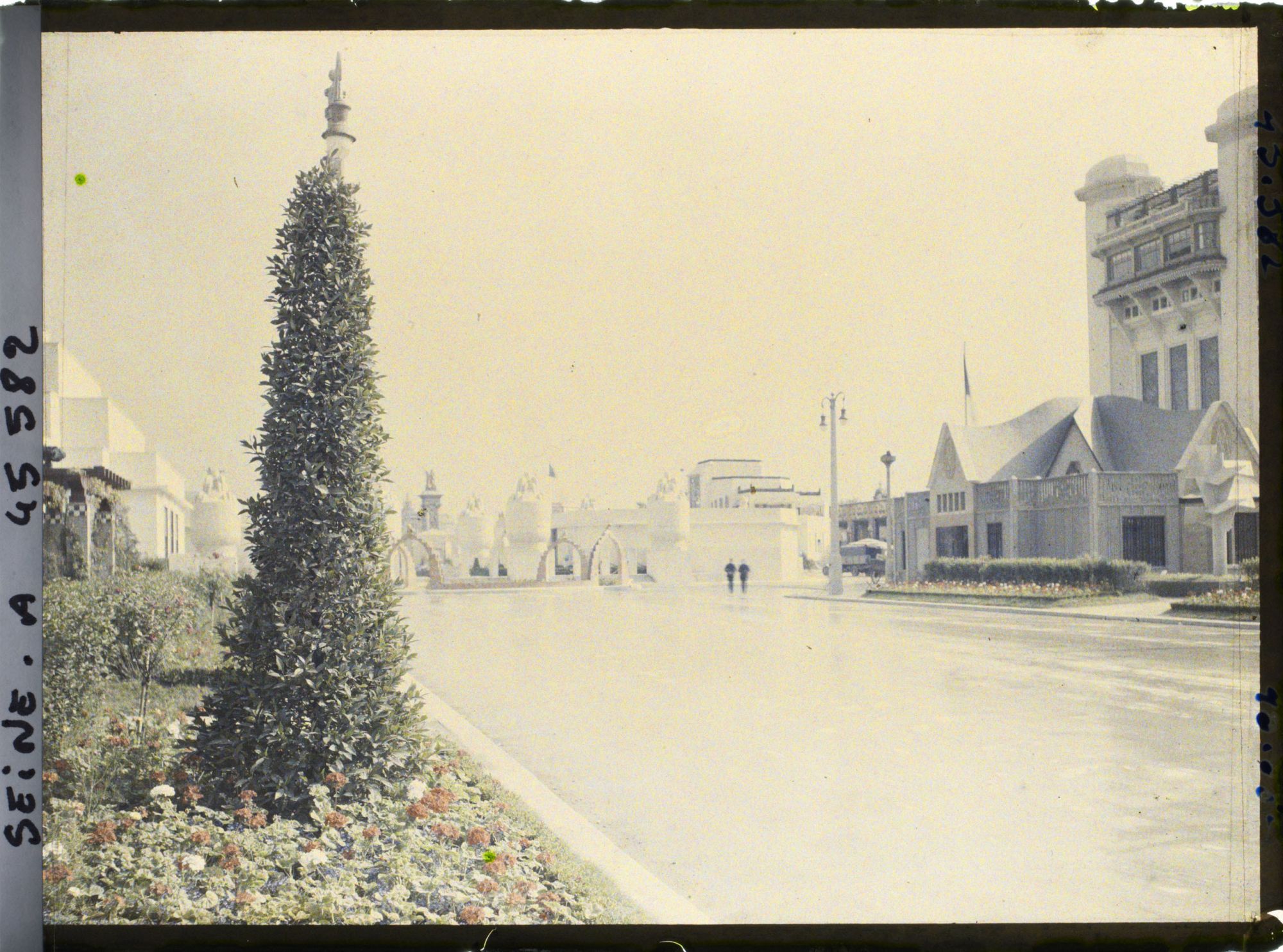 Image représentant L'Exposition des arts décoratifs, L'esplanade des Invalides, le jardin des Nymphéas , le pavillon des Arts Appliqués aux Métiers et la tour de Champagne