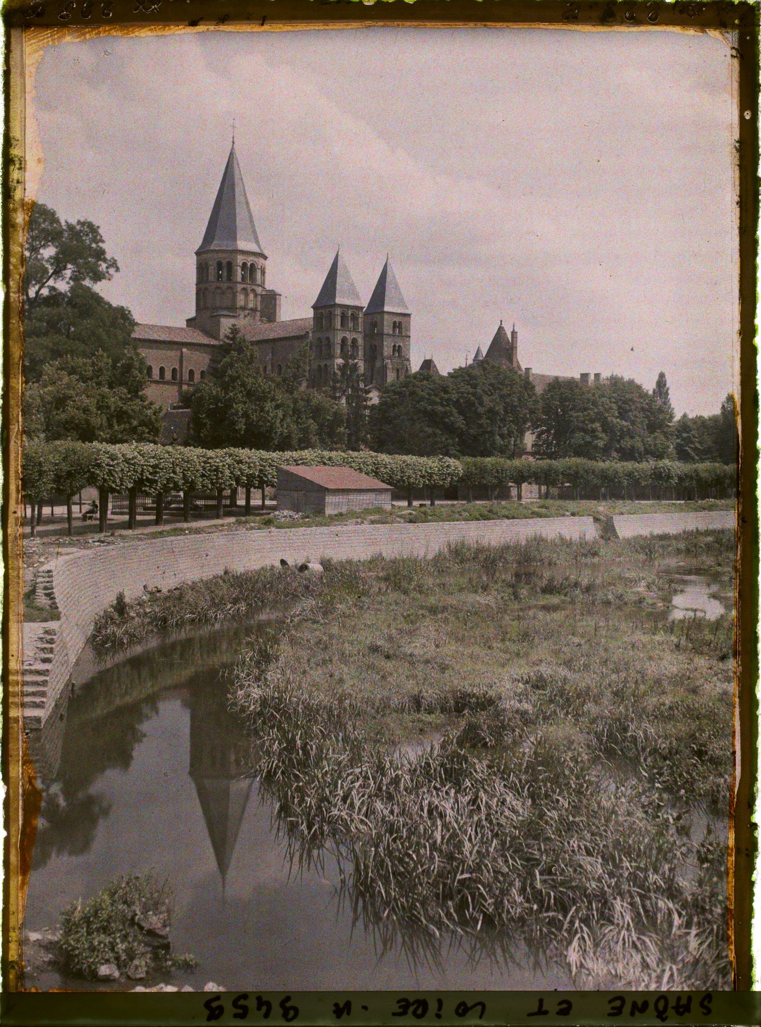 Image représentant La basilique du Sacré-Coeur depuis le pont de la Bourbince