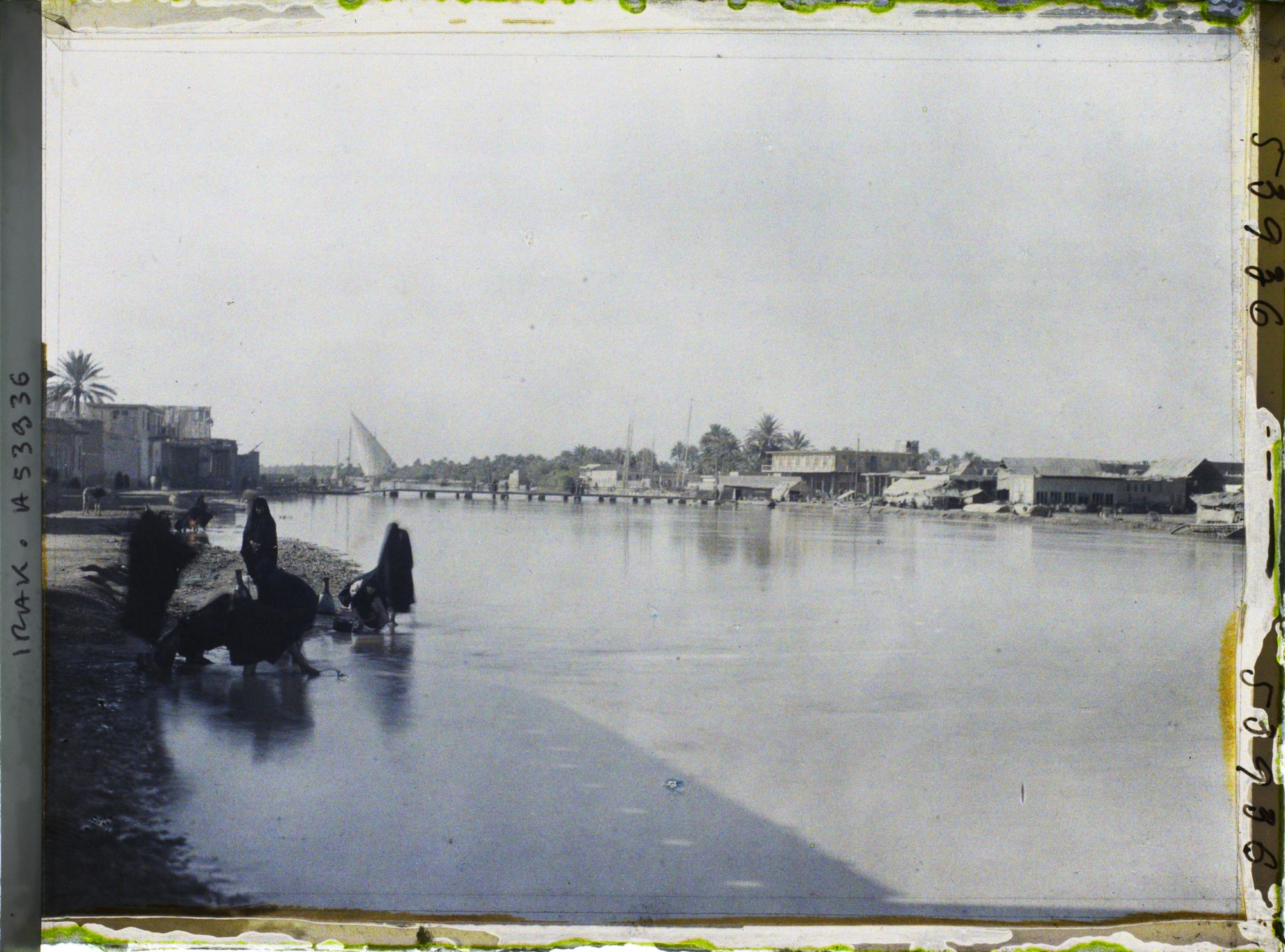 Image représentant Laveuses sur les rives du Chatt Al-Hillah, l'une des branches de l'Euphrate