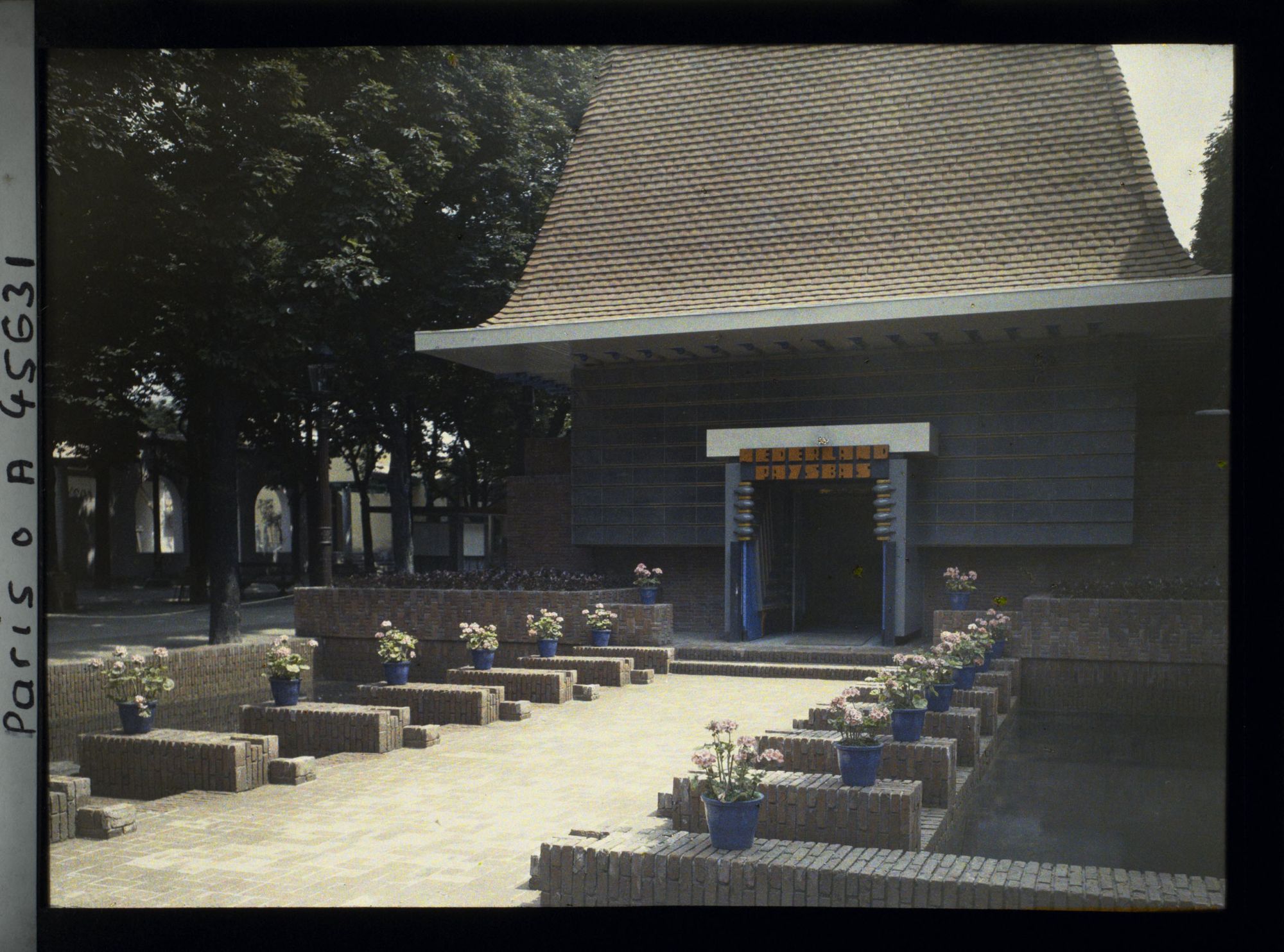 Image représentant L'Exposition des arts décoratifs, Pavillon de la Hollande, l'entrée