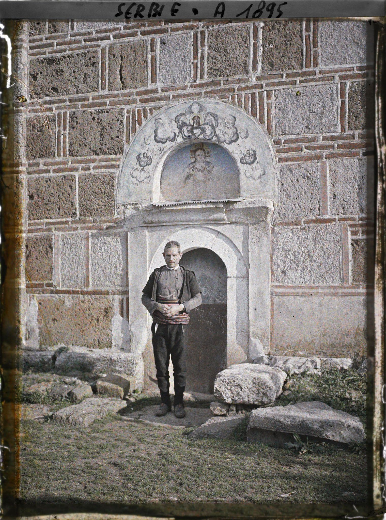 Image représentant Un serviteur laïc devant l'église du monastère