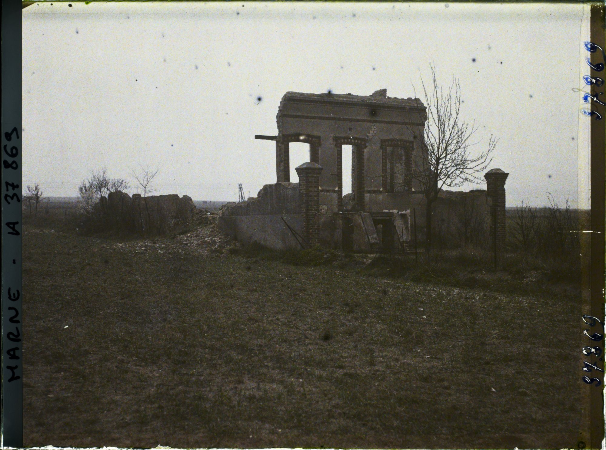 Image représentant France, La Pompelle, Ruines le long de la route