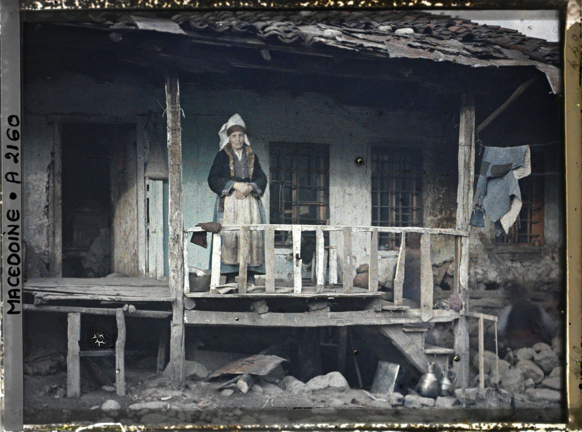 Image représentant La vieille femme au balcon dans la cour des miracles
