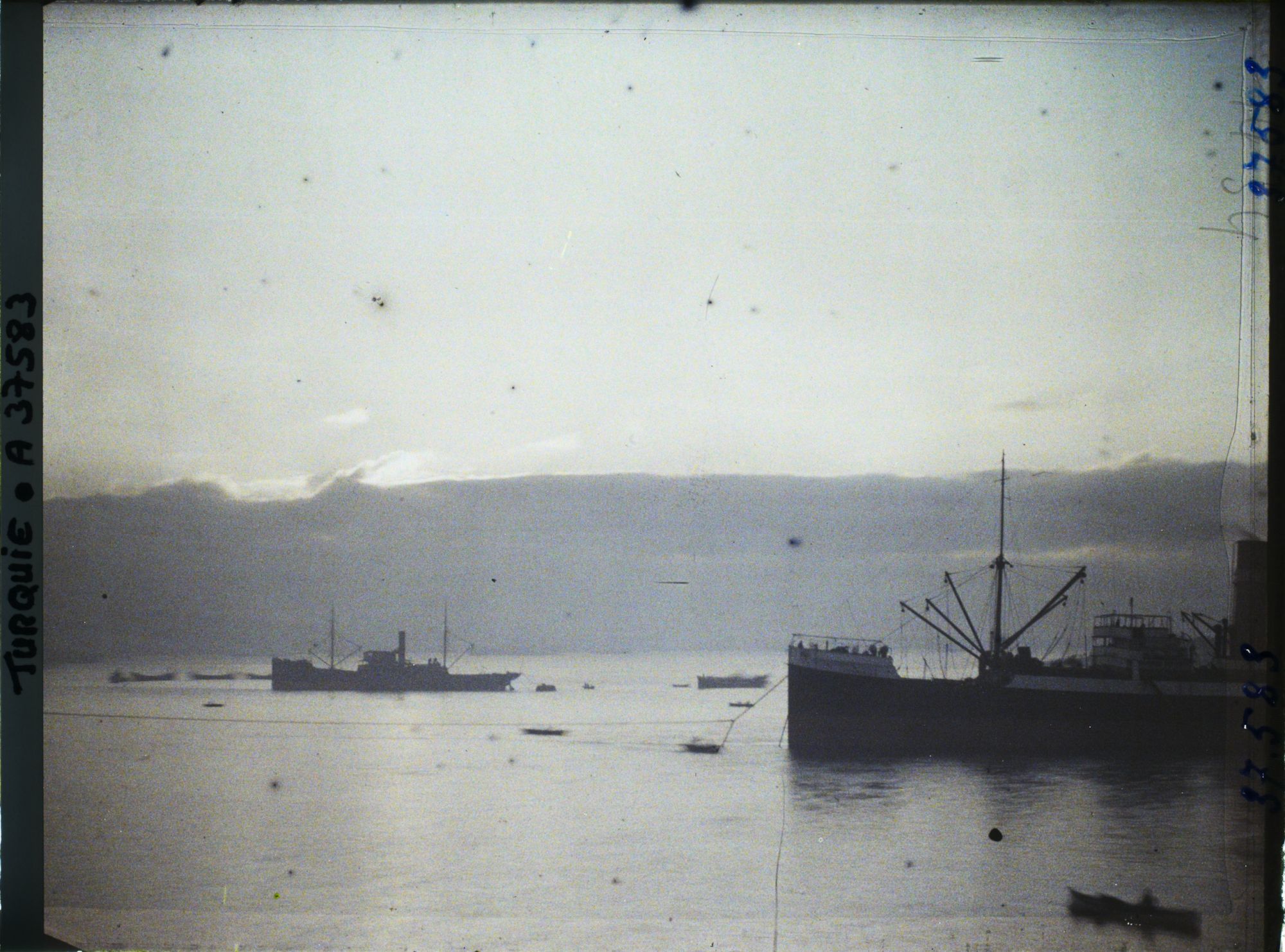Image représentant Turquie, Constantinople, Effet de brume au soleil levant sur la Marmara