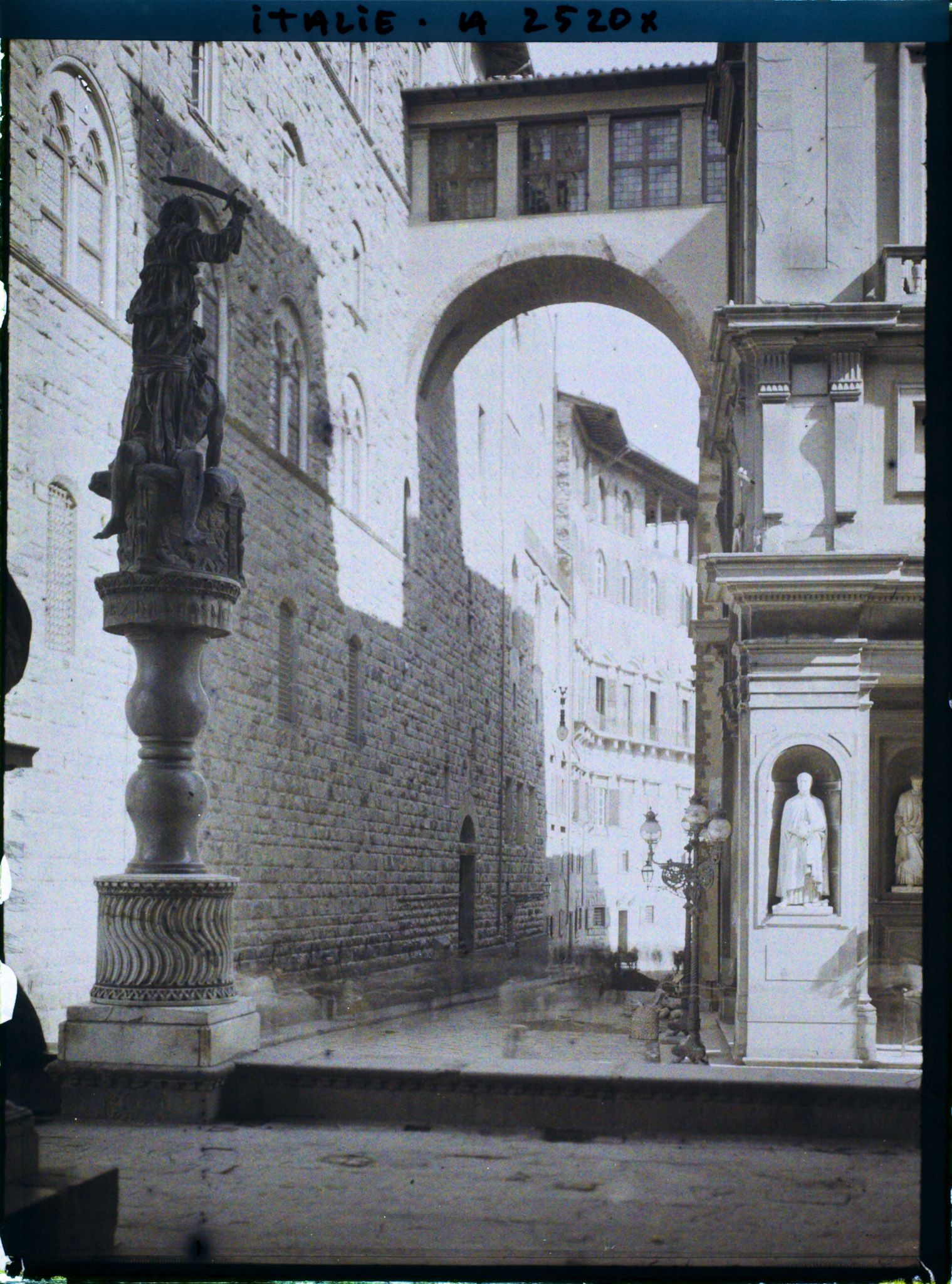 Image représentant Statue de Judith et Holopherne devant le Palais des Offices