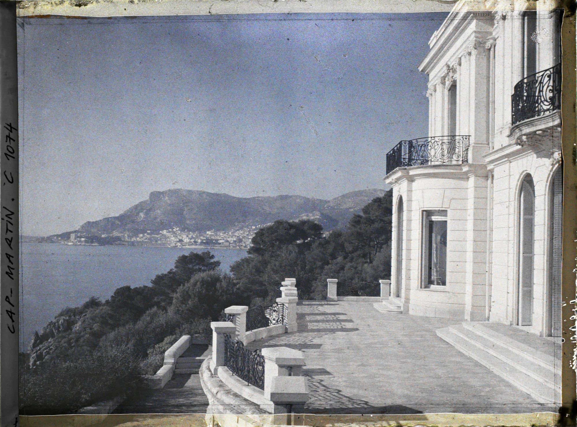 Image représentant Les terrasses de la villa Kahn, encore appelée villa Zamir, vues en direction de Monaco