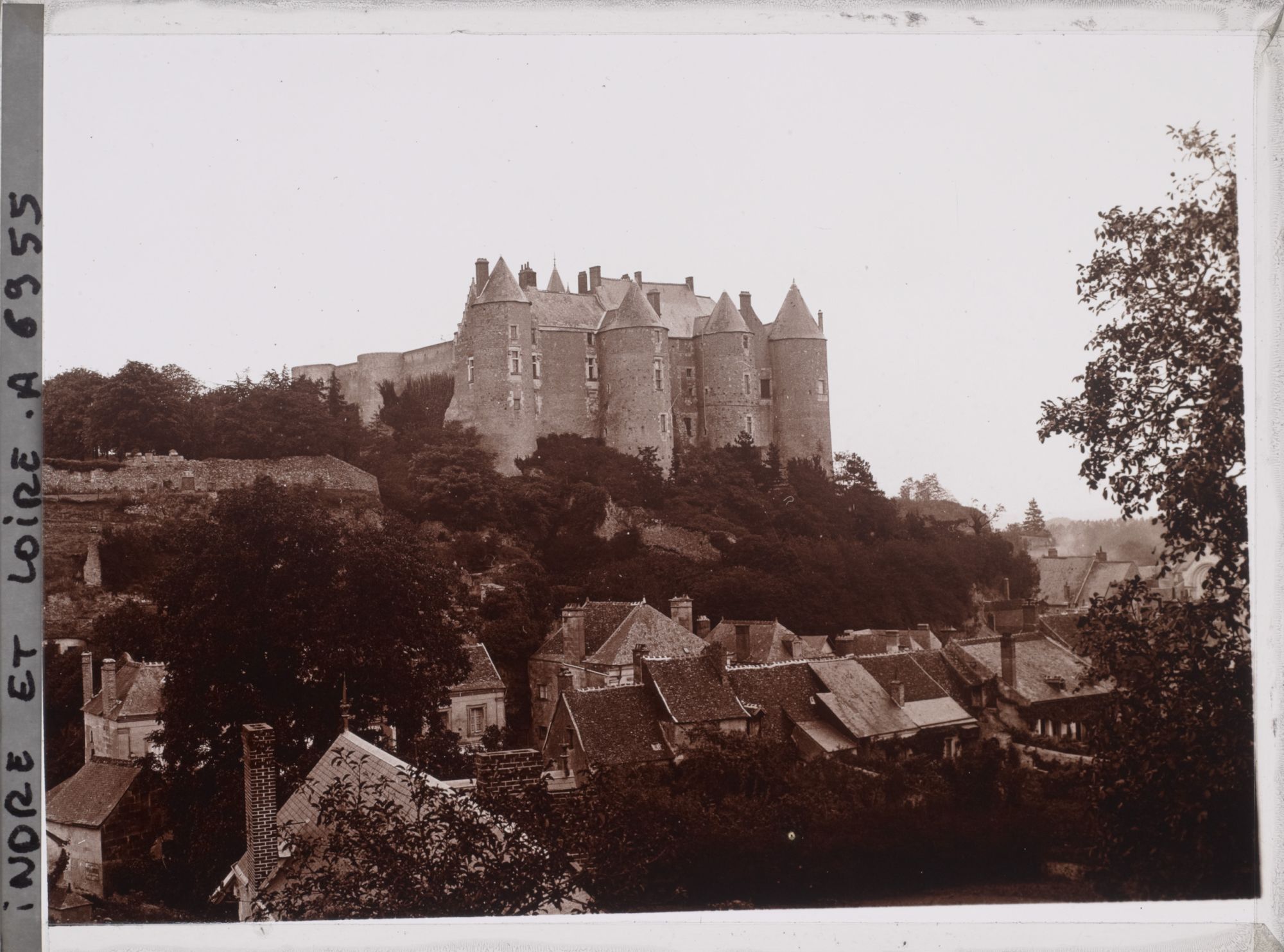 Image représentant Vue générale du château, en contrebas les toitures du village